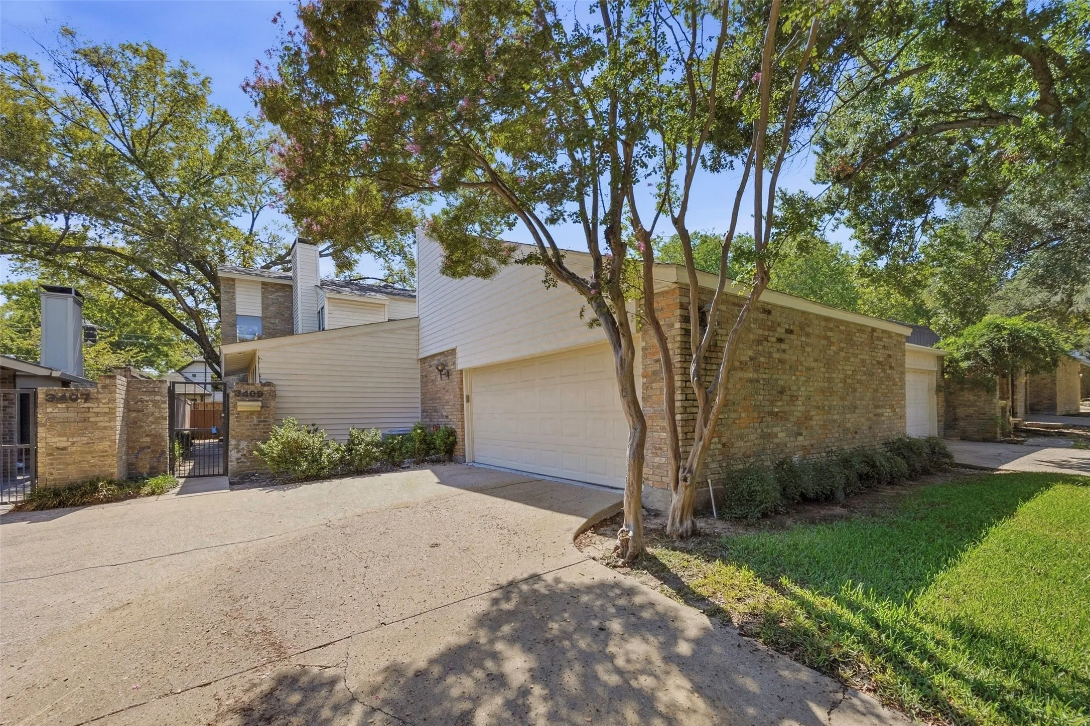 Townhouse For Sale in Tarrant County , 3409 Bristol Road, Fort Worth, Texas 76107, 3 Bedroom, 3 Bathroom, 2 Garage spaces, 2,427 Sqft, built in 1977, mls#21407826, Real Estate Agent in Fort Worth, Homes For Sale in Tarrant county, Homes For Sale in Fort Worth, Realtor in Fort Worth Texas, Real Estate Brokerage Independent Realty Texas, Luminita Cordes Realtor