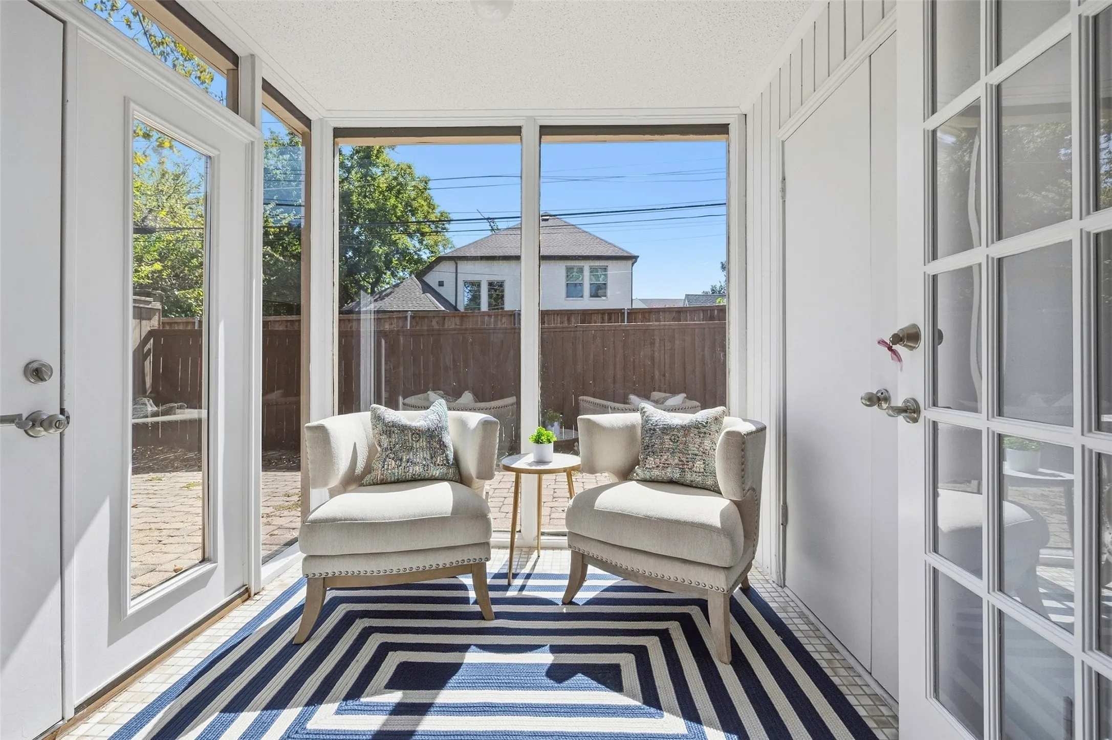 Townhouse For Sale in Tarrant County , 3409 Bristol Road, Fort Worth, Texas 76107, 3 Bedroom, 3 Bathroom, 2 Garage spaces, 2,427 Sqft, built in 1977, mls#21407826, Real Estate Agent in Fort Worth, Homes For Sale in Tarrant county, Homes For Sale in Fort Worth, Realtor in Fort Worth Texas, Real Estate Brokerage Independent Realty Texas, Luminita Cordes Realtor