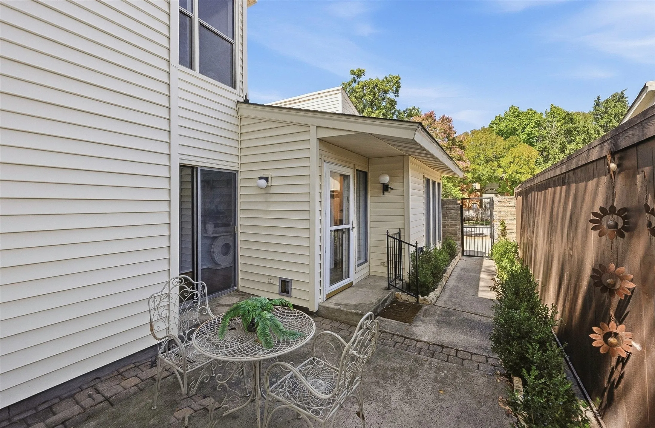 Townhouse For Sale in Tarrant County , 3409 Bristol Road, Fort Worth, Texas 76107, 3 Bedroom, 3 Bathroom, 2 Garage spaces, 2,427 Sqft, built in 1977, mls#21407826, Real Estate Agent in Fort Worth, Homes For Sale in Tarrant county, Homes For Sale in Fort Worth, Realtor in Fort Worth Texas, Real Estate Brokerage Independent Realty Texas, Luminita Cordes Realtor