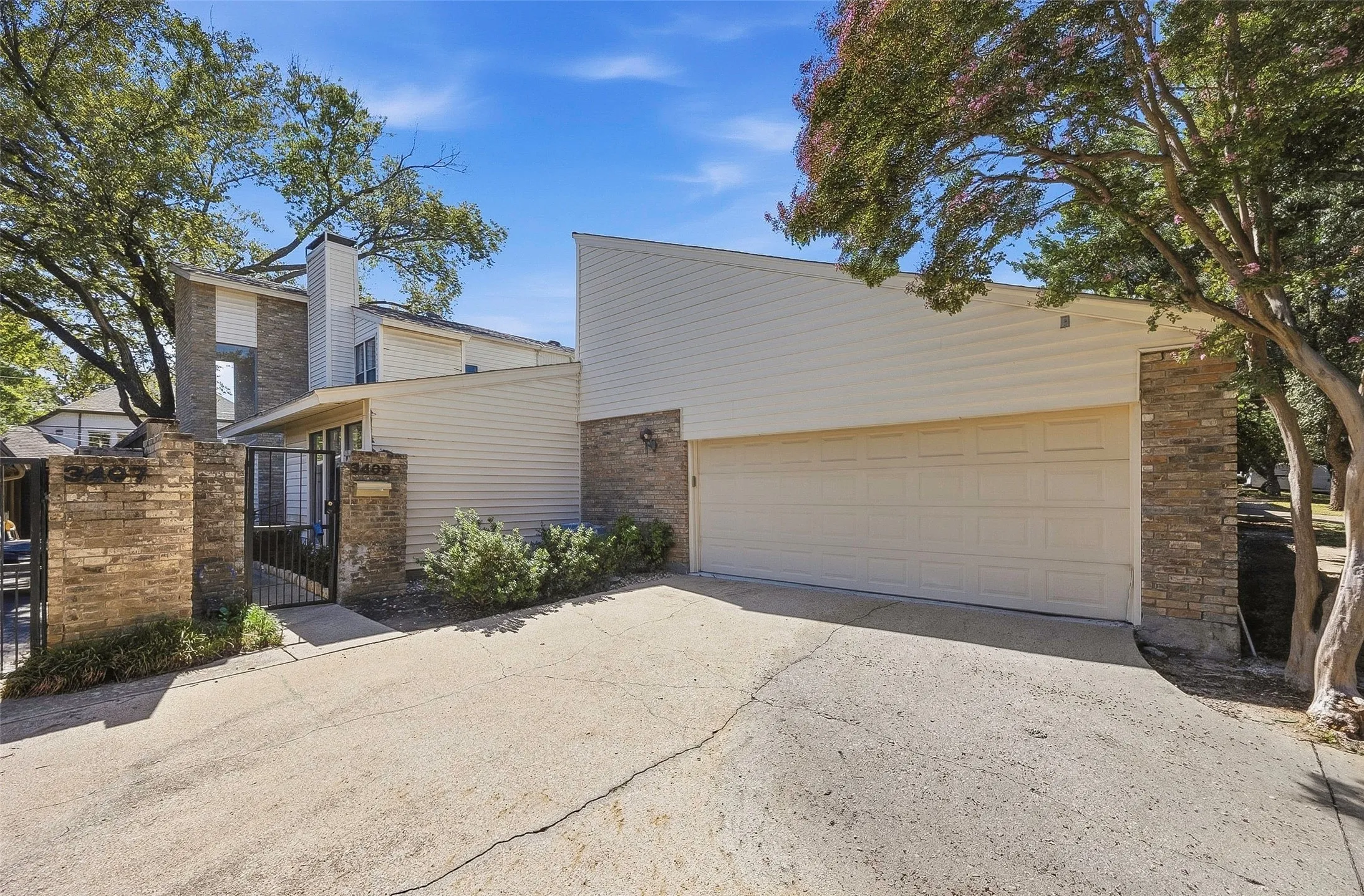 Townhouse For Sale in Tarrant County , 3409 Bristol Road, Fort Worth, Texas 76107, 3 Bedroom, 3 Bathroom, 2 Garage spaces, 2,427 Sqft, built in 1977, mls#21407826, Real Estate Agent in Fort Worth, Homes For Sale in Tarrant county, Homes For Sale in Fort Worth, Realtor in Fort Worth Texas, Real Estate Brokerage Independent Realty Texas, Luminita Cordes Realtor