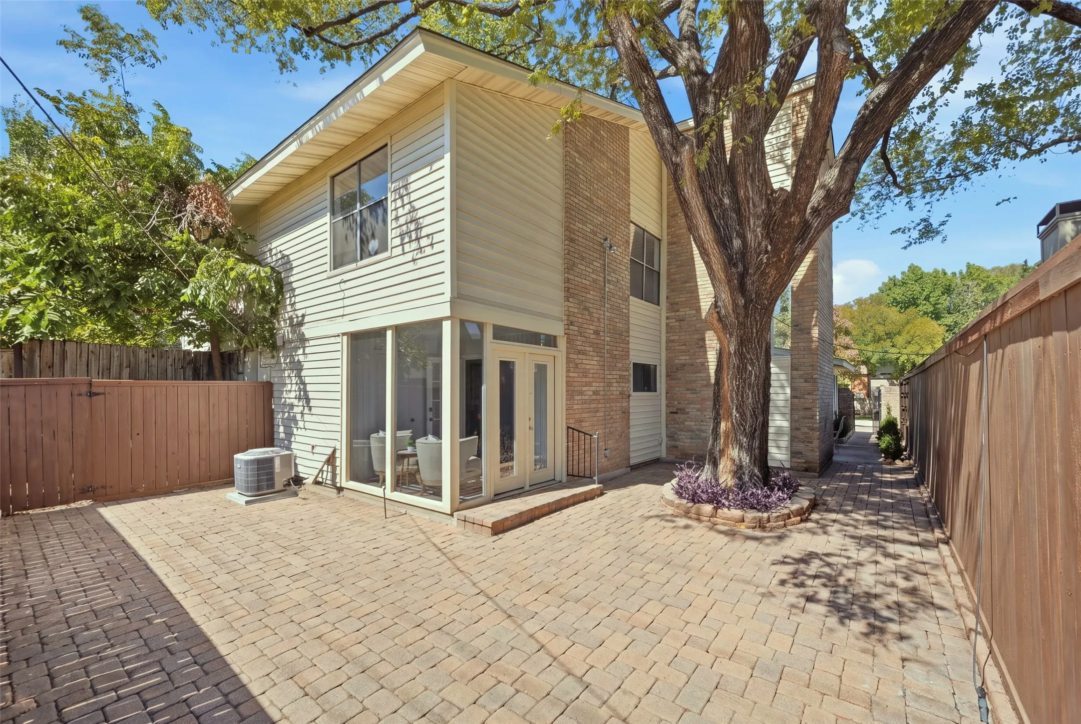 Townhouse For Sale in Tarrant County , 3409 Bristol Road, Fort Worth, Texas 76107, 3 Bedroom, 3 Bathroom, 2 Garage spaces, 2,427 Sqft, built in 1977, mls#21407826, Real Estate Agent in Fort Worth, Homes For Sale in Tarrant county, Homes For Sale in Fort Worth, Realtor in Fort Worth Texas, Real Estate Brokerage Independent Realty Texas, Luminita Cordes Realtor
