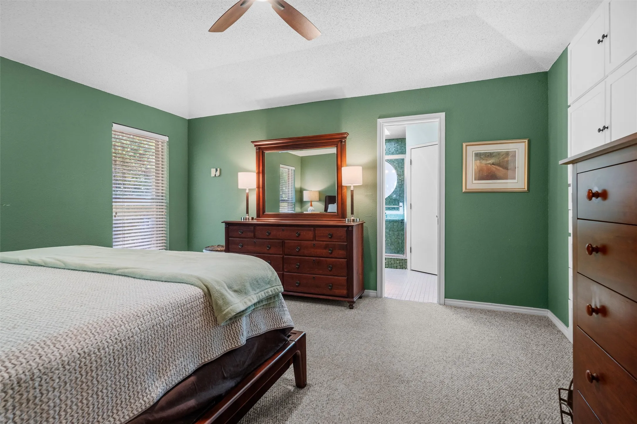 Large primary bedroom.