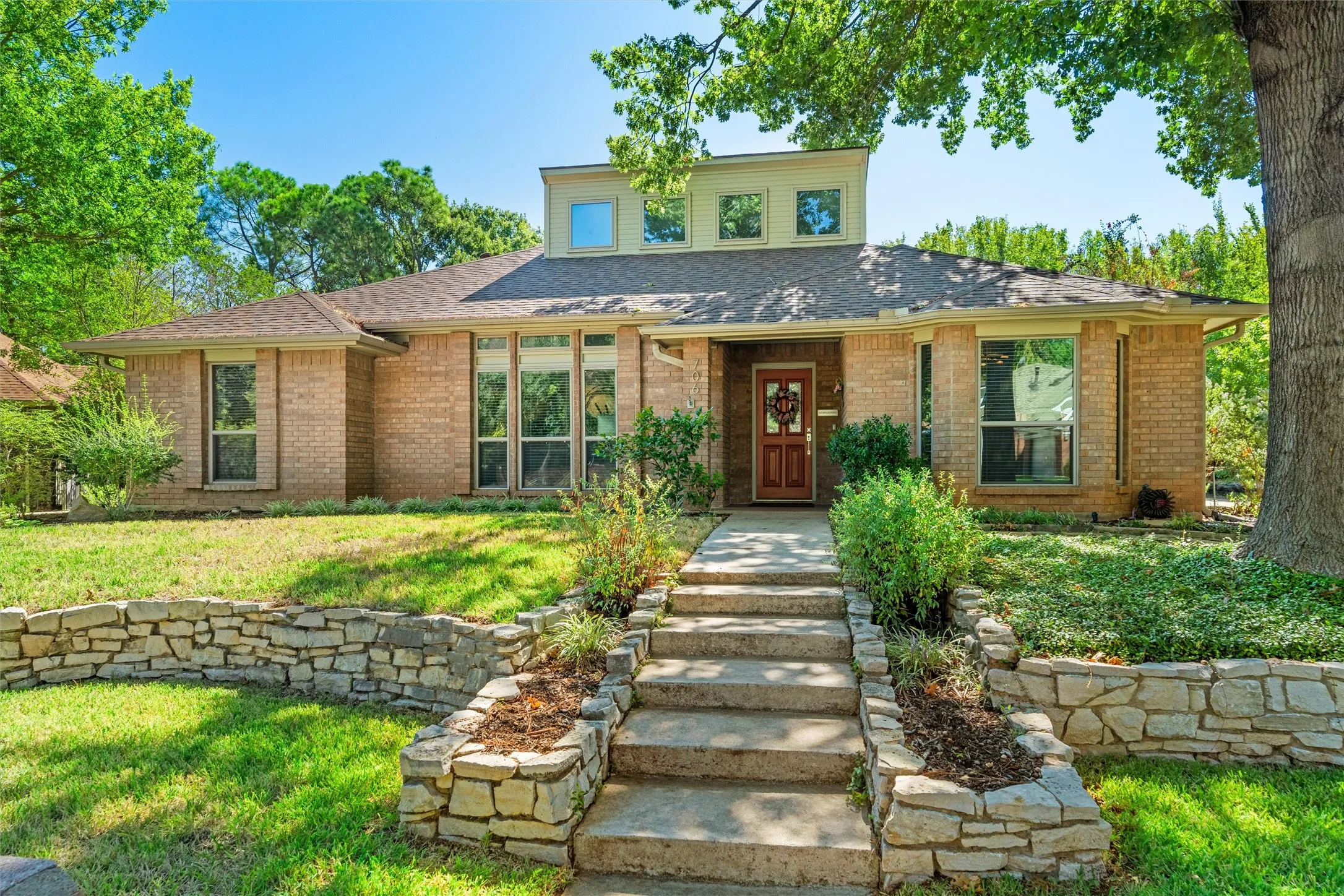 Welcome the 706 Giltin Ct