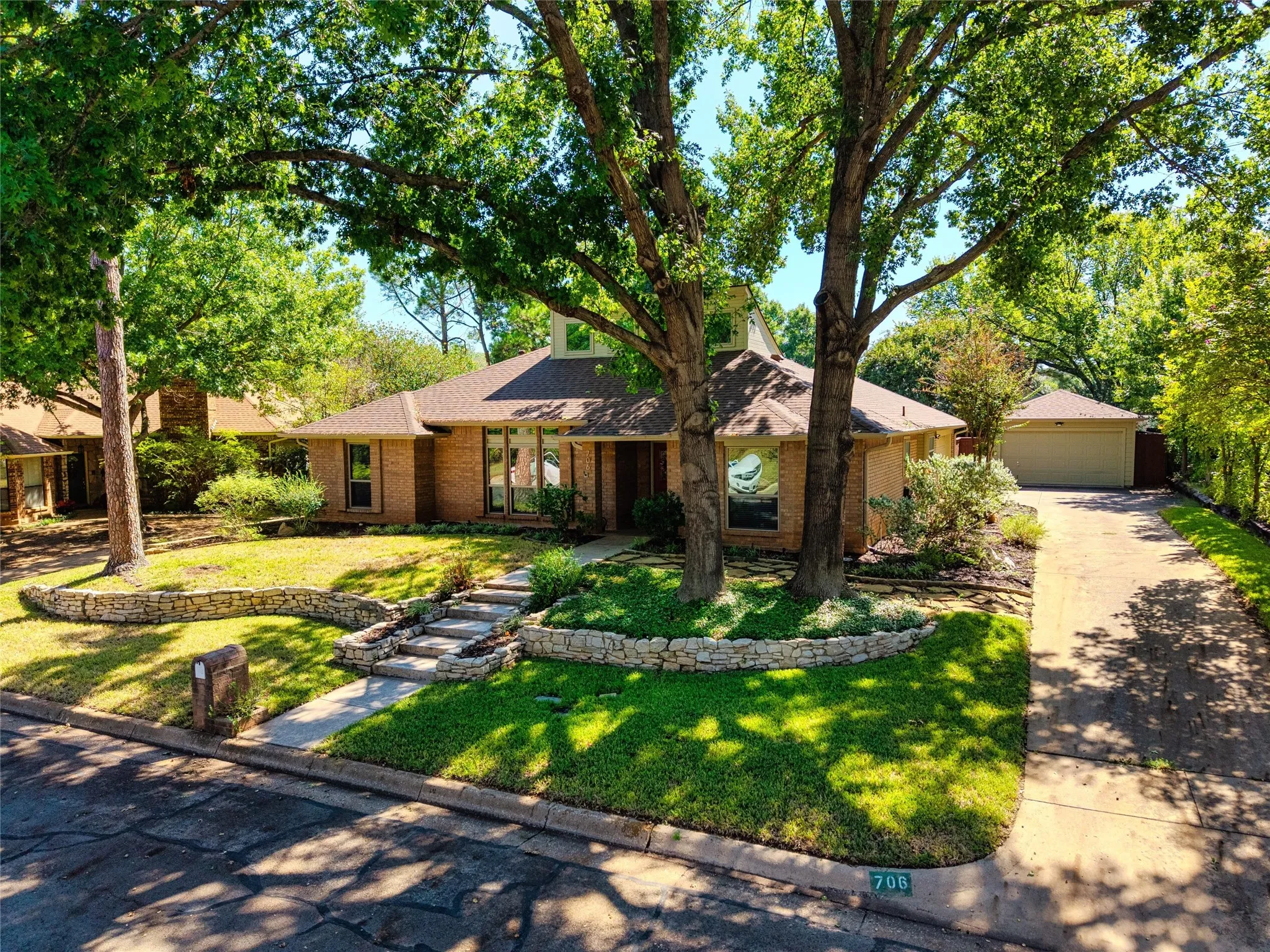 Front of property showing the detached garage.