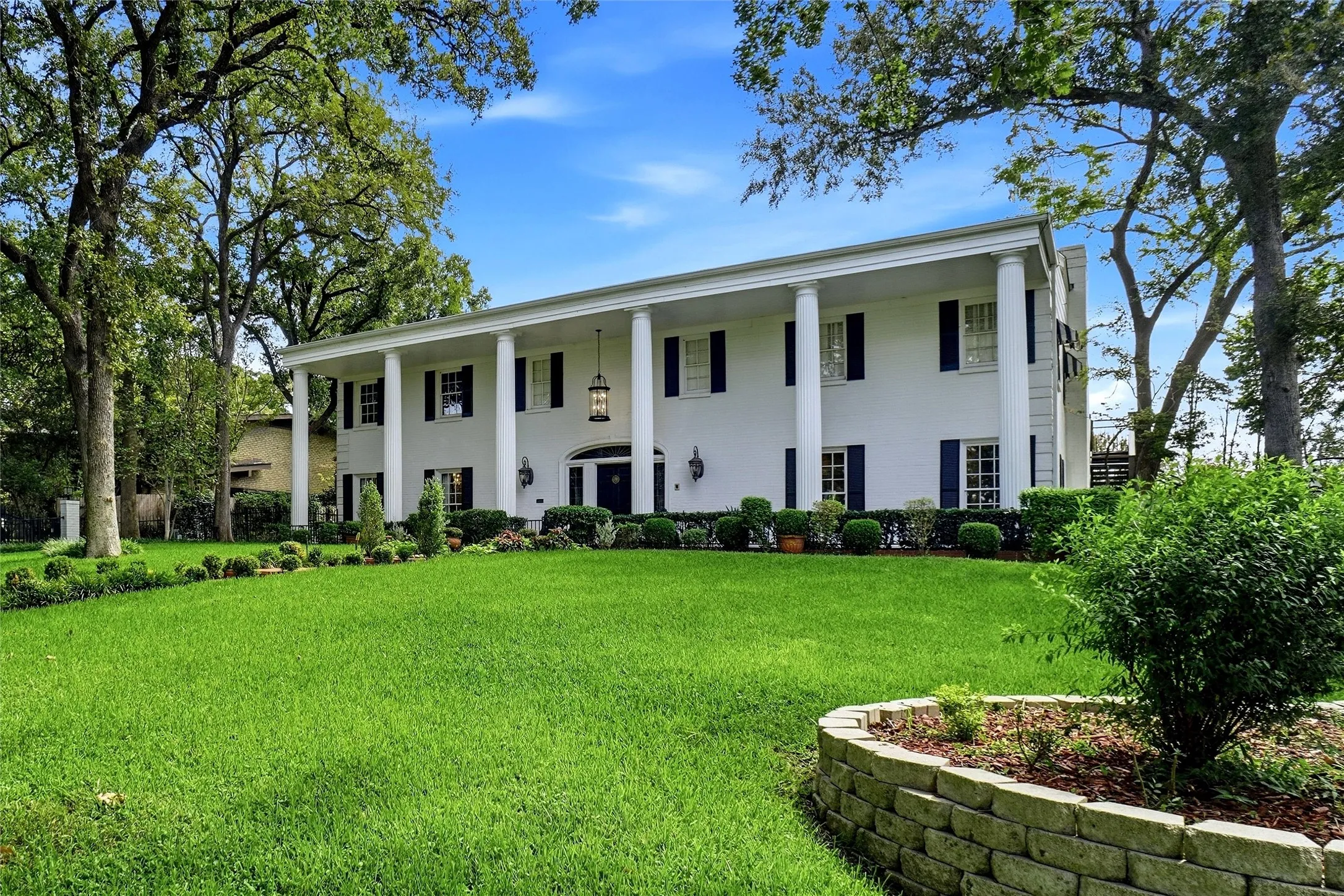 Single Family Residence For Sale in Tarrant County , 4106 Shady Valley Drive, Arlington, Texas 76013, 4 Bedroom, 6 Bathroom, 2 Garage spaces, 6,484 Sqft, built in 1963, mls#21367715, Real Estate Agent in Arlington, Homes For Sale in Tarrant county, Homes For Sale in Arlington, Realtor in Arlington Texas, Real Estate Brokerage Independent Realty Texas, Luminita Cordes Realtor