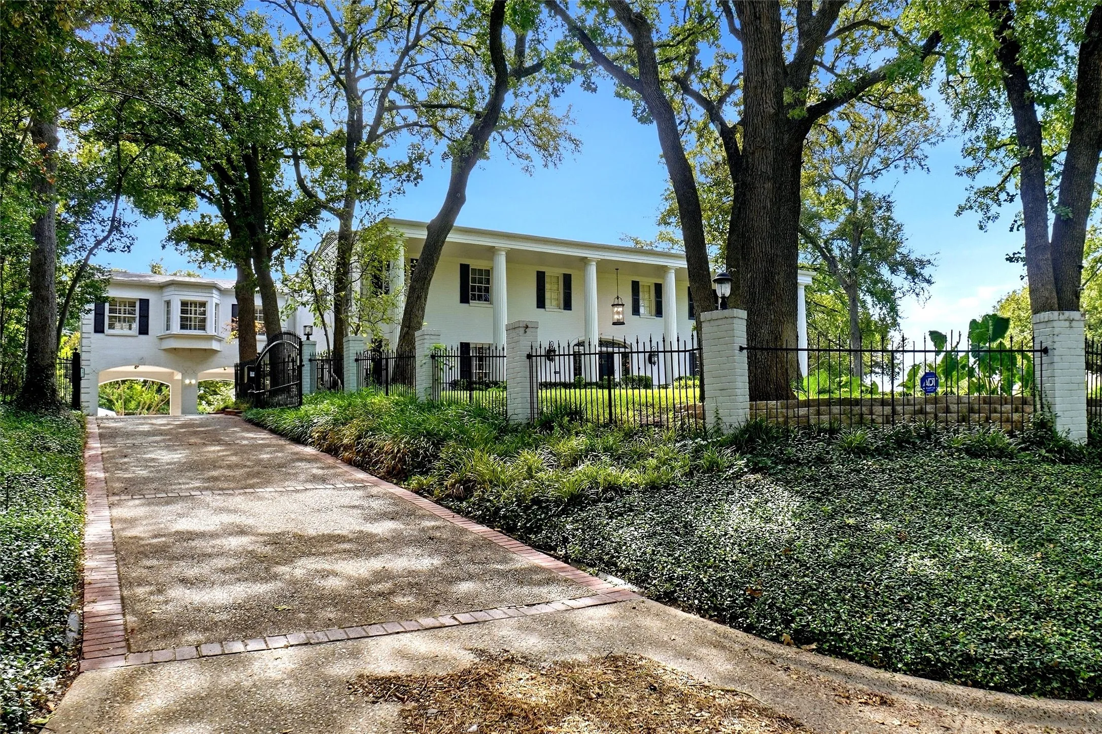 Single Family Residence For Sale in Tarrant County , 4106 Shady Valley Drive, Arlington, Texas 76013, 4 Bedroom, 6 Bathroom, 2 Garage spaces, 6,484 Sqft, built in 1963, mls#21367715, Real Estate Agent in Arlington, Homes For Sale in Tarrant county, Homes For Sale in Arlington, Realtor in Arlington Texas, Real Estate Brokerage Independent Realty Texas, Luminita Cordes Realtor