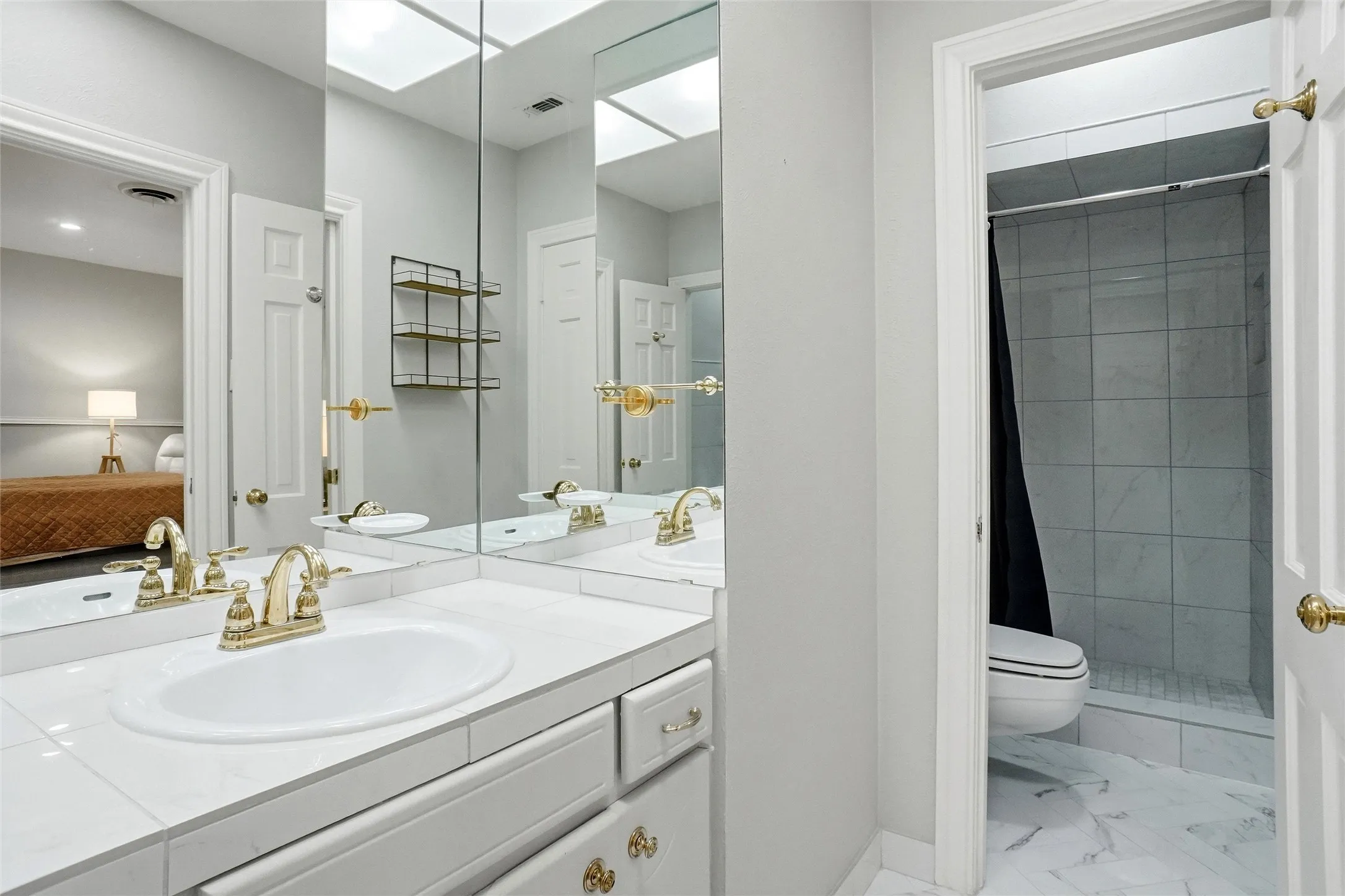 Single Family Residence For Sale in Tarrant County , 4106 Shady Valley Drive, Arlington, Texas 76013, 4 Bedroom, 6 Bathroom, 2 Garage spaces, 6,484 Sqft, built in 1963, mls#21367715, Real Estate Agent in Arlington, Homes For Sale in Tarrant county, Homes For Sale in Arlington, Realtor in Arlington Texas, Real Estate Brokerage Independent Realty Texas, Luminita Cordes Realtor
