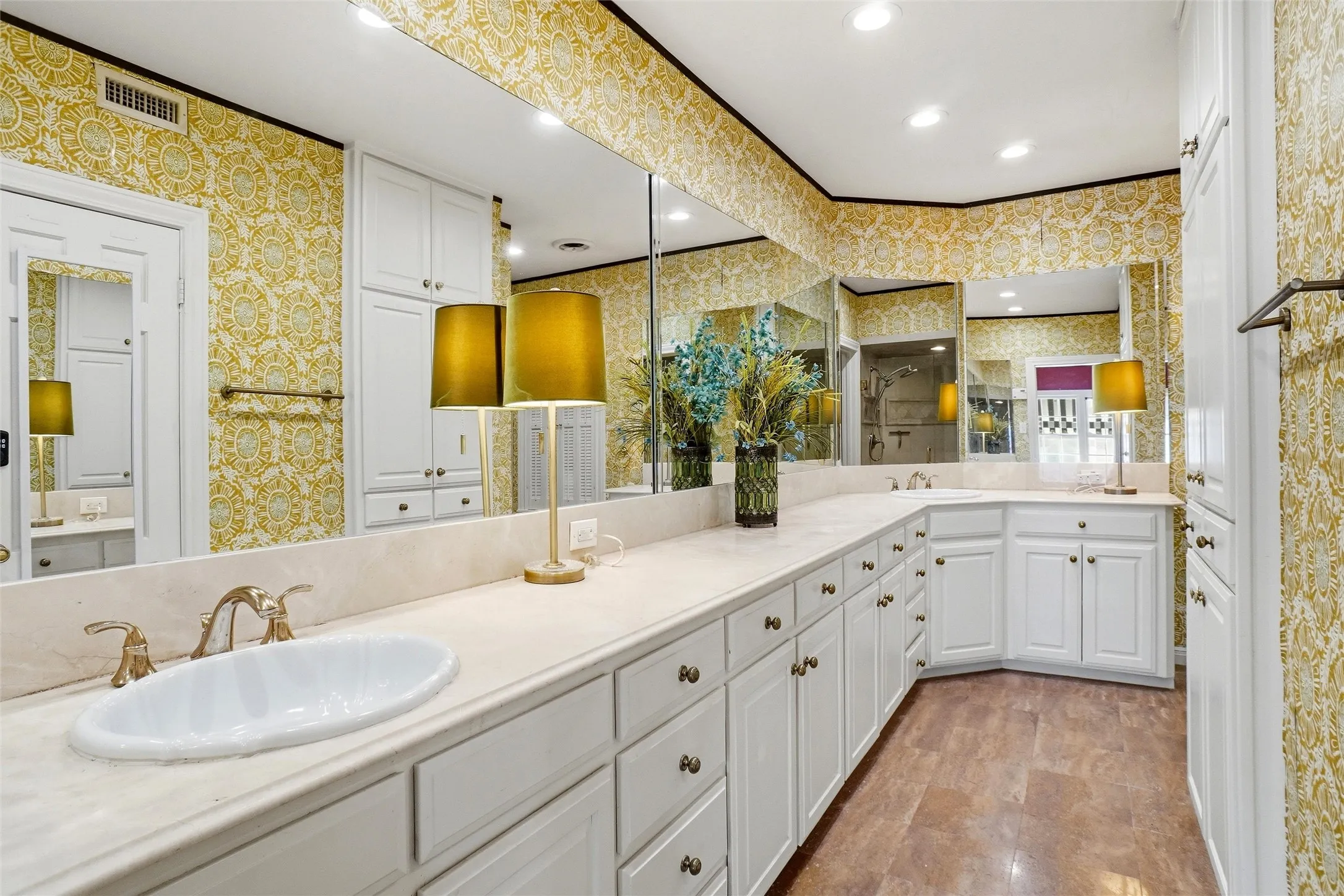 Single Family Residence For Sale in Tarrant County , 4106 Shady Valley Drive, Arlington, Texas 76013, 4 Bedroom, 6 Bathroom, 2 Garage spaces, 6,484 Sqft, built in 1963, mls#21367715, Real Estate Agent in Arlington, Homes For Sale in Tarrant county, Homes For Sale in Arlington, Realtor in Arlington Texas, Real Estate Brokerage Independent Realty Texas, Luminita Cordes Realtor