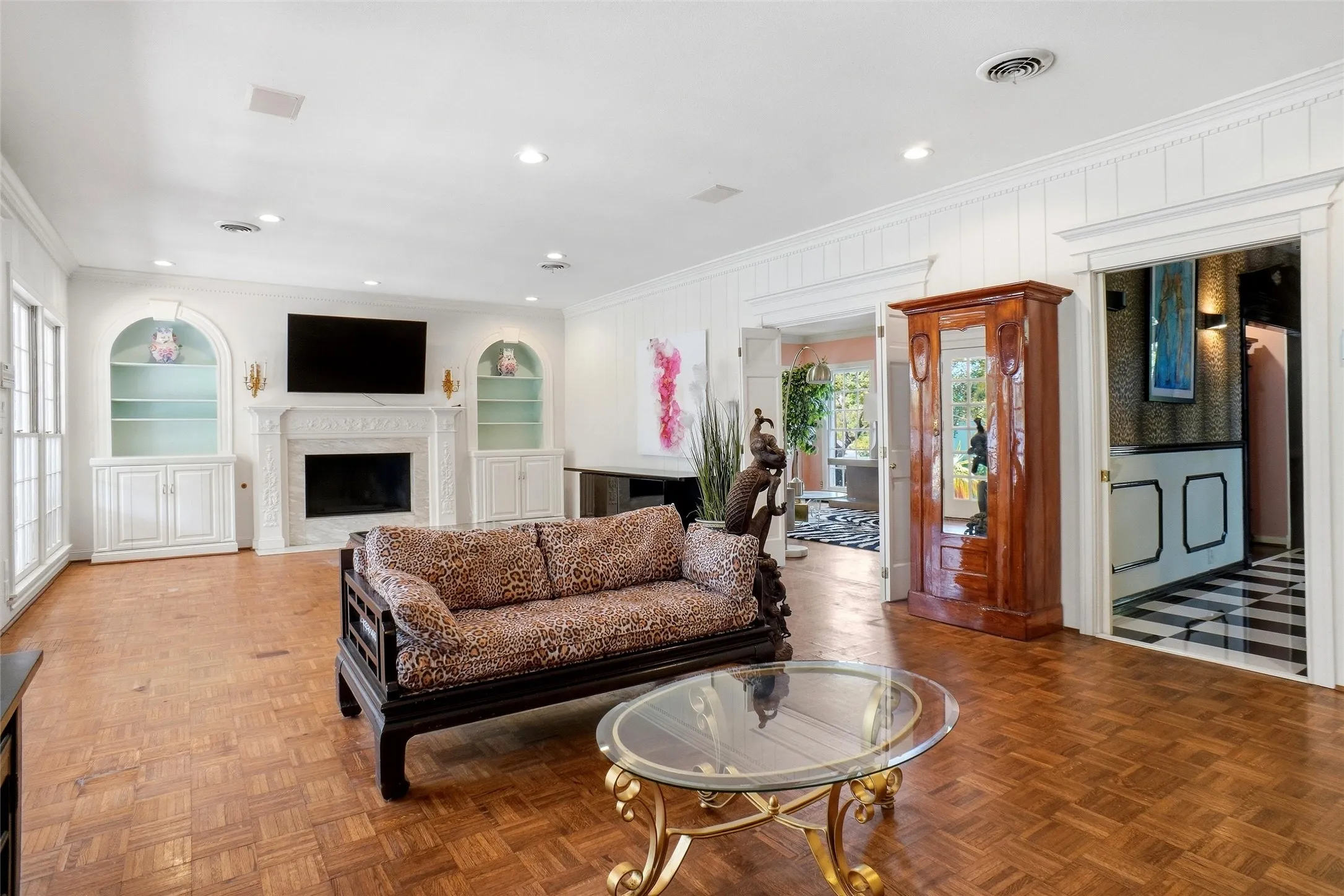 Single Family Residence For Sale in Tarrant County , 4106 Shady Valley Drive, Arlington, Texas 76013, 4 Bedroom, 6 Bathroom, 2 Garage spaces, 6,484 Sqft, built in 1963, mls#21367715, Real Estate Agent in Arlington, Homes For Sale in Tarrant county, Homes For Sale in Arlington, Realtor in Arlington Texas, Real Estate Brokerage Independent Realty Texas, Luminita Cordes Realtor