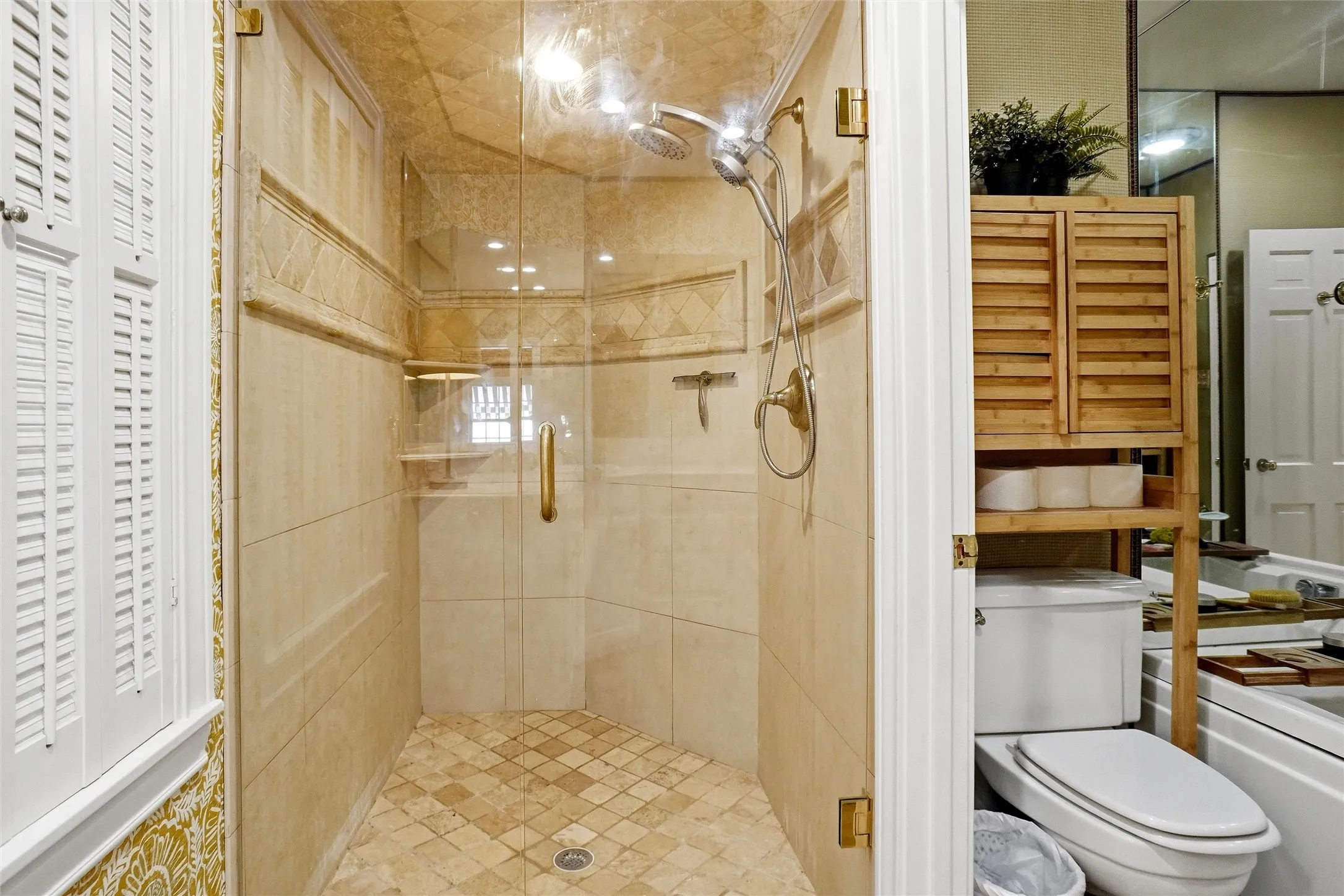 Single Family Residence For Sale in Tarrant County , 4106 Shady Valley Drive, Arlington, Texas 76013, 4 Bedroom, 6 Bathroom, 2 Garage spaces, 6,484 Sqft, built in 1963, mls#21367715, Real Estate Agent in Arlington, Homes For Sale in Tarrant county, Homes For Sale in Arlington, Realtor in Arlington Texas, Real Estate Brokerage Independent Realty Texas, Luminita Cordes Realtor