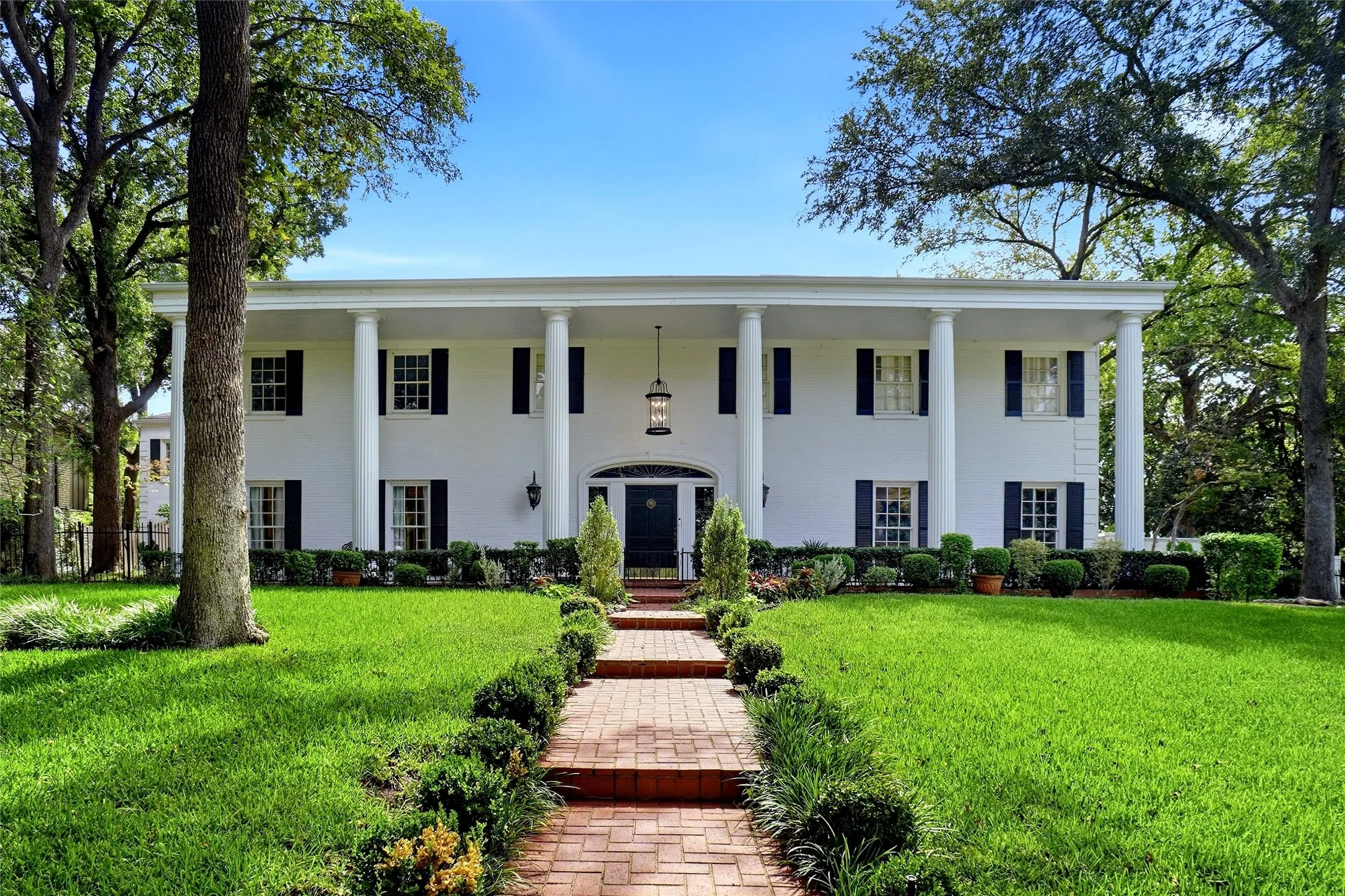 Single Family Residence For Sale in Tarrant County , 4106 Shady Valley Drive, Arlington, Texas 76013, 4 Bedroom, 6 Bathroom, 2 Garage spaces, 6,484 Sqft, built in 1963, mls#21367715, Real Estate Agent in Arlington, Homes For Sale in Tarrant county, Homes For Sale in Arlington, Realtor in Arlington Texas, Real Estate Brokerage Independent Realty Texas, Luminita Cordes Realtor