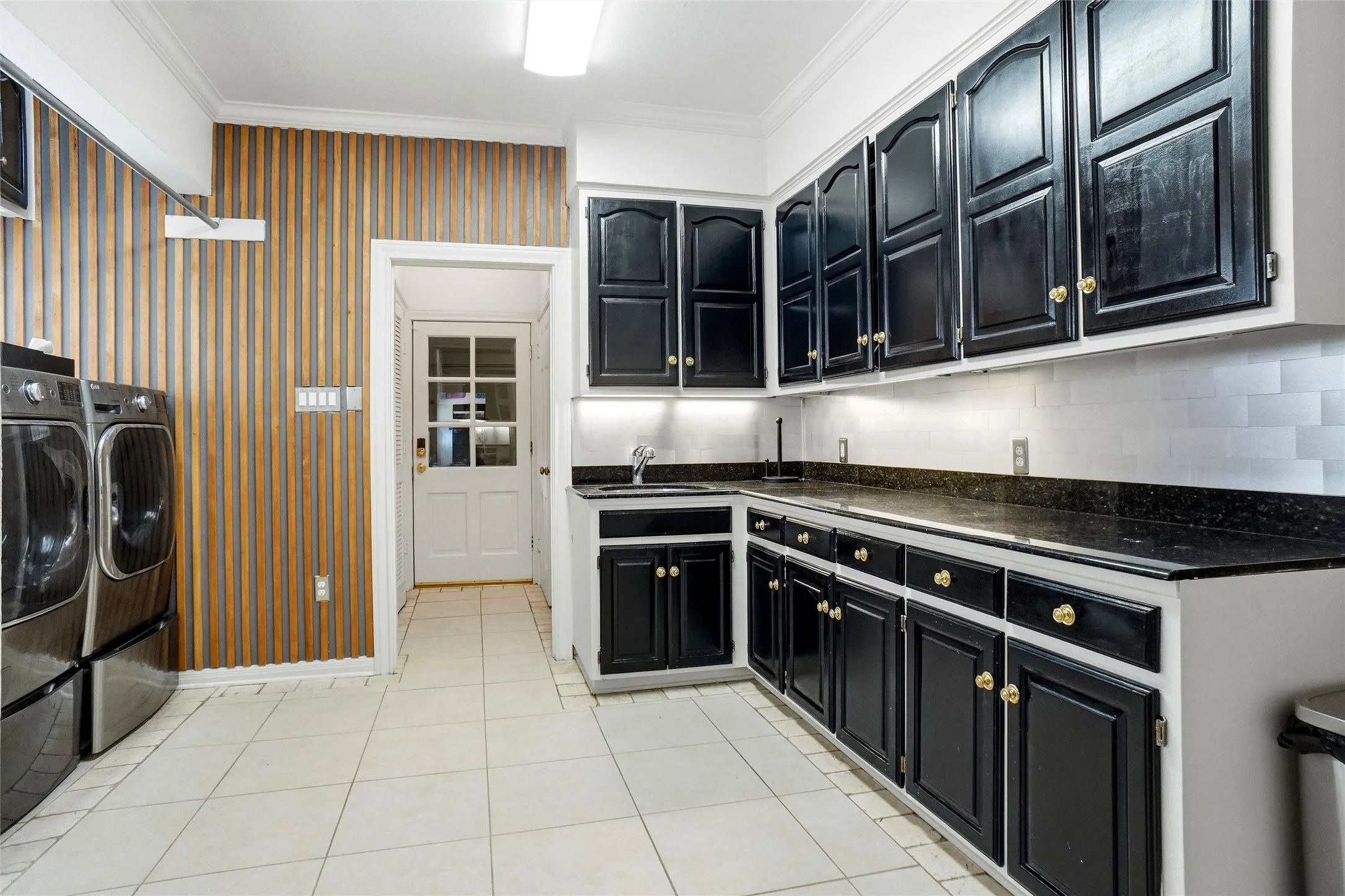 Single Family Residence For Sale in Tarrant County , 4106 Shady Valley Drive, Arlington, Texas 76013, 4 Bedroom, 6 Bathroom, 2 Garage spaces, 6,484 Sqft, built in 1963, mls#21367715, Real Estate Agent in Arlington, Homes For Sale in Tarrant county, Homes For Sale in Arlington, Realtor in Arlington Texas, Real Estate Brokerage Independent Realty Texas, Luminita Cordes Realtor