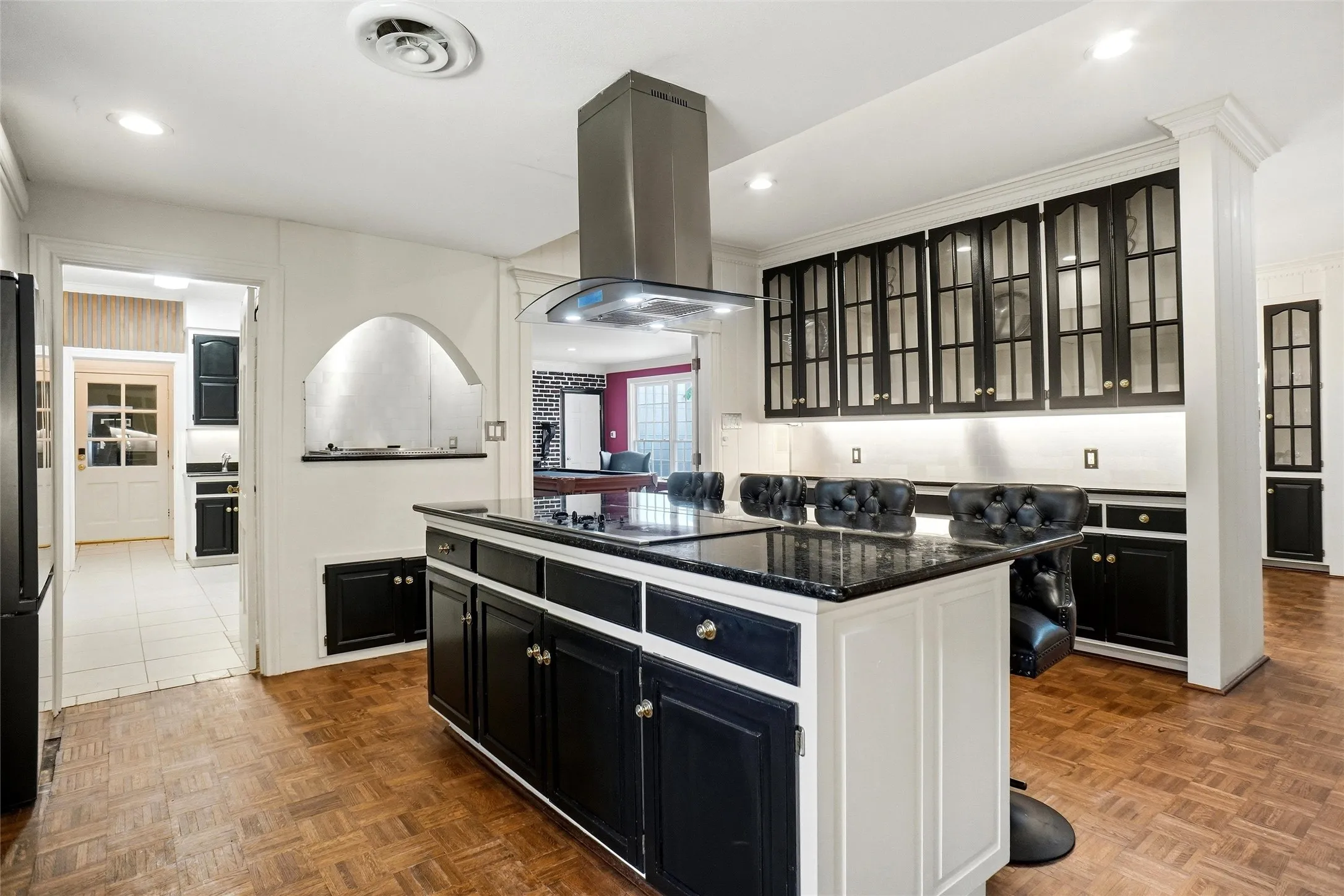 Single Family Residence For Sale in Tarrant County , 4106 Shady Valley Drive, Arlington, Texas 76013, 4 Bedroom, 6 Bathroom, 2 Garage spaces, 6,484 Sqft, built in 1963, mls#21367715, Real Estate Agent in Arlington, Homes For Sale in Tarrant county, Homes For Sale in Arlington, Realtor in Arlington Texas, Real Estate Brokerage Independent Realty Texas, Luminita Cordes Realtor