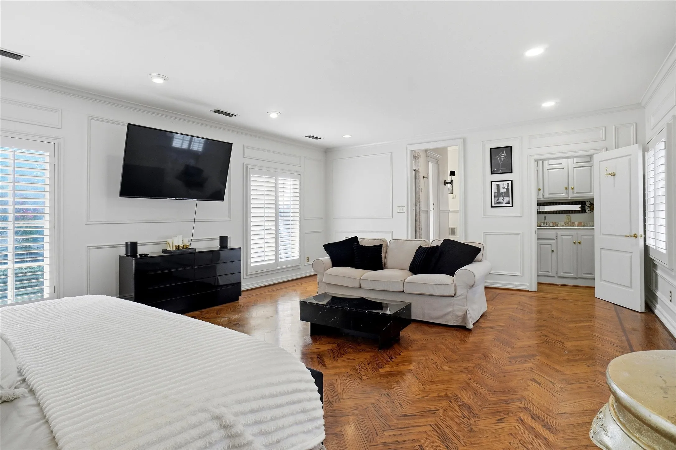 Single Family Residence For Sale in Tarrant County , 4106 Shady Valley Drive, Arlington, Texas 76013, 4 Bedroom, 6 Bathroom, 2 Garage spaces, 6,484 Sqft, built in 1963, mls#21367715, Real Estate Agent in Arlington, Homes For Sale in Tarrant county, Homes For Sale in Arlington, Realtor in Arlington Texas, Real Estate Brokerage Independent Realty Texas, Luminita Cordes Realtor