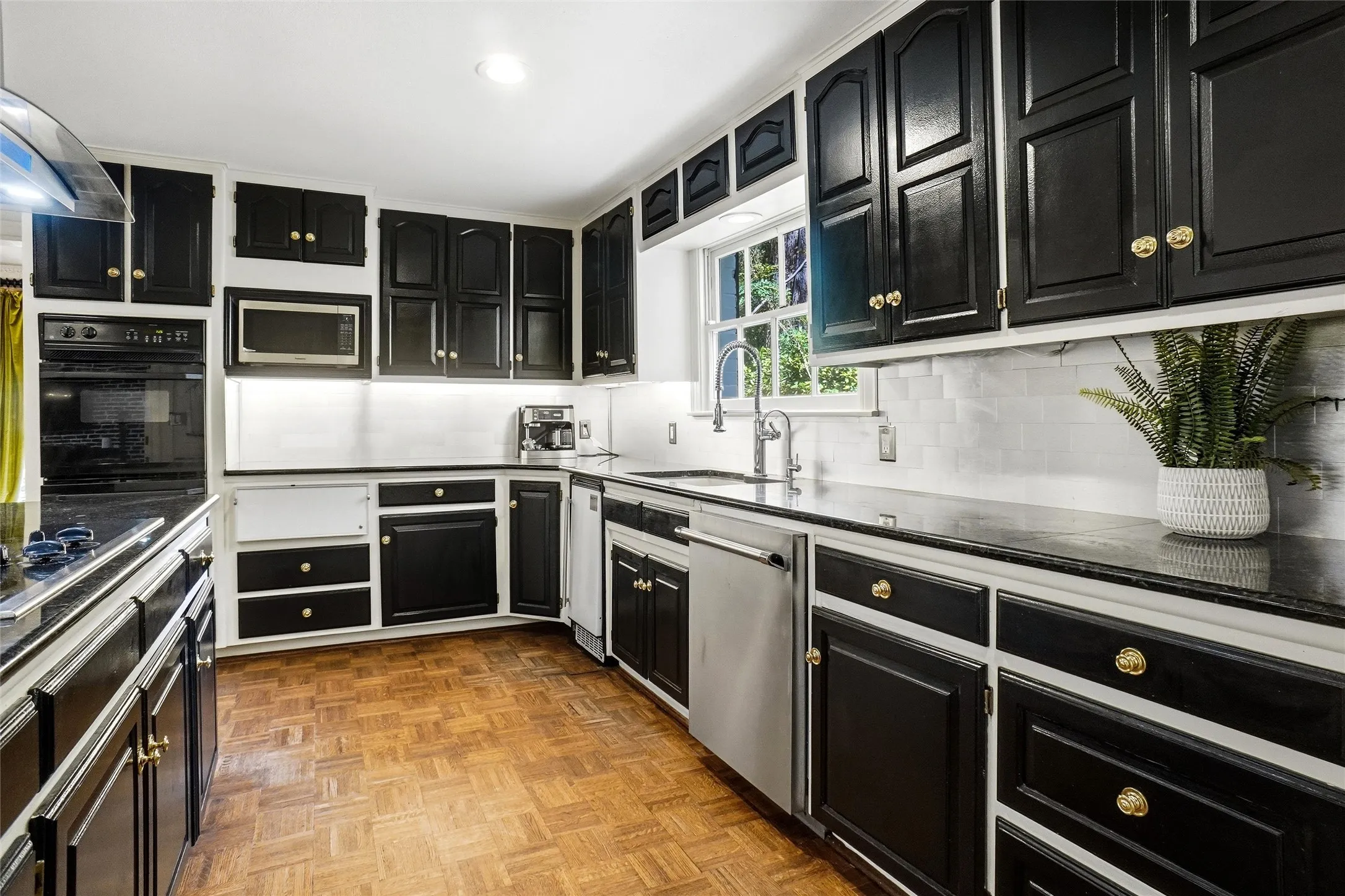Single Family Residence For Sale in Tarrant County , 4106 Shady Valley Drive, Arlington, Texas 76013, 4 Bedroom, 6 Bathroom, 2 Garage spaces, 6,484 Sqft, built in 1963, mls#21367715, Real Estate Agent in Arlington, Homes For Sale in Tarrant county, Homes For Sale in Arlington, Realtor in Arlington Texas, Real Estate Brokerage Independent Realty Texas, Luminita Cordes Realtor