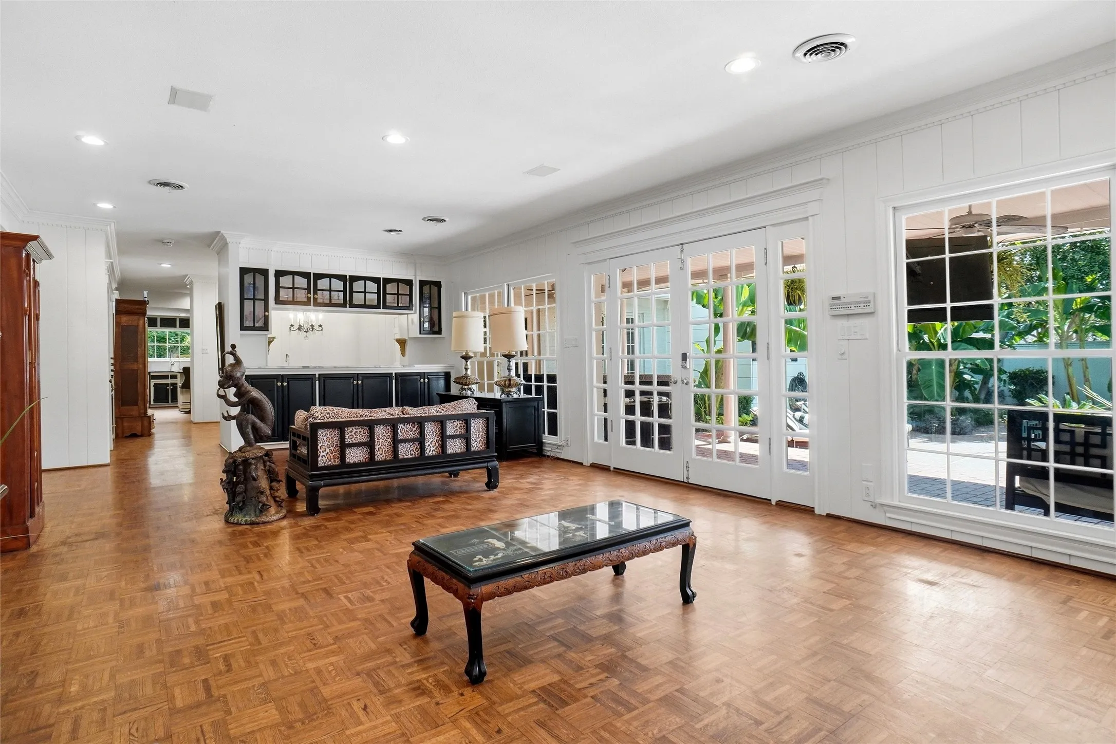 Single Family Residence For Sale in Tarrant County , 4106 Shady Valley Drive, Arlington, Texas 76013, 4 Bedroom, 6 Bathroom, 2 Garage spaces, 6,484 Sqft, built in 1963, mls#21367715, Real Estate Agent in Arlington, Homes For Sale in Tarrant county, Homes For Sale in Arlington, Realtor in Arlington Texas, Real Estate Brokerage Independent Realty Texas, Luminita Cordes Realtor