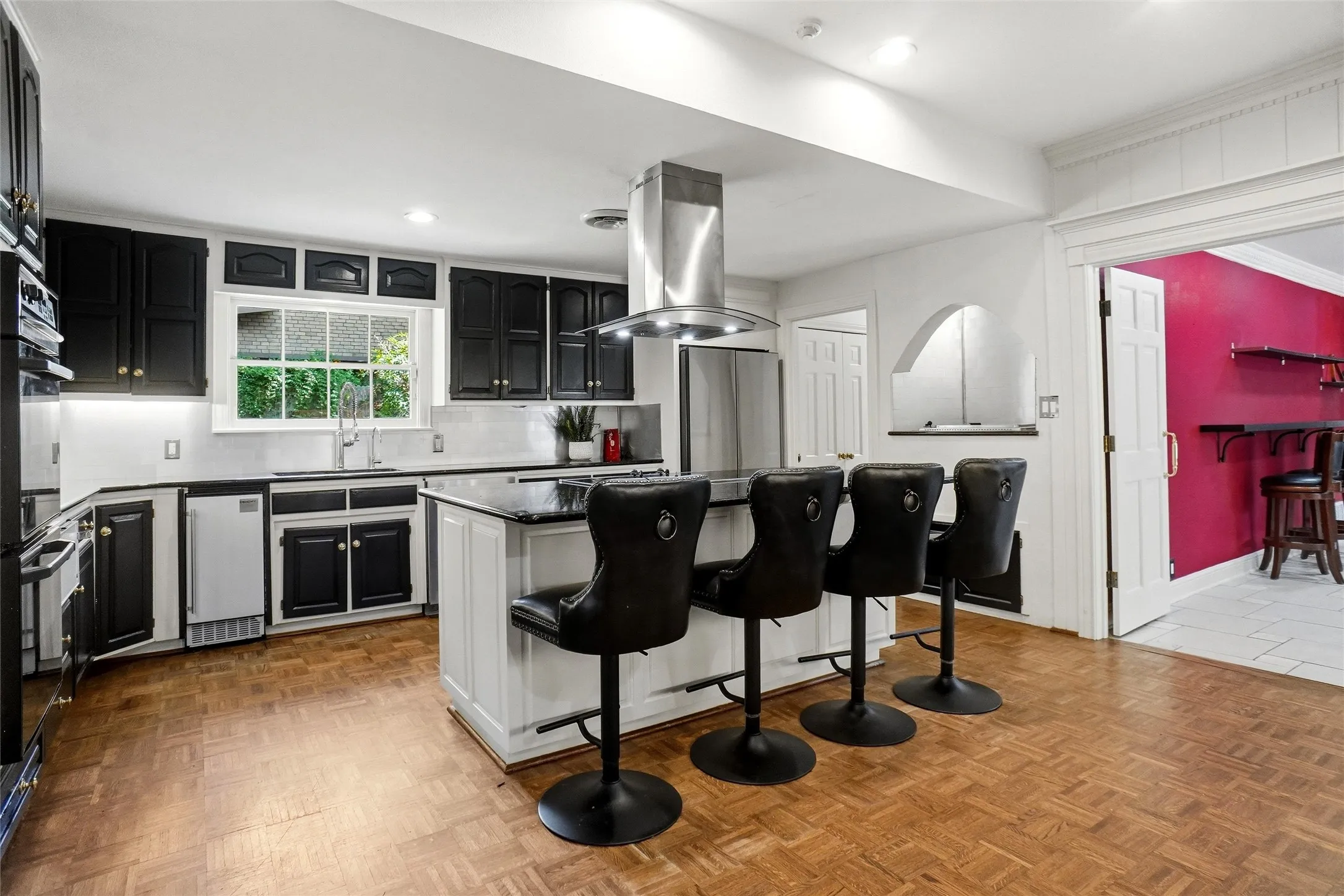 Single Family Residence For Sale in Tarrant County , 4106 Shady Valley Drive, Arlington, Texas 76013, 4 Bedroom, 6 Bathroom, 2 Garage spaces, 6,484 Sqft, built in 1963, mls#21367715, Real Estate Agent in Arlington, Homes For Sale in Tarrant county, Homes For Sale in Arlington, Realtor in Arlington Texas, Real Estate Brokerage Independent Realty Texas, Luminita Cordes Realtor