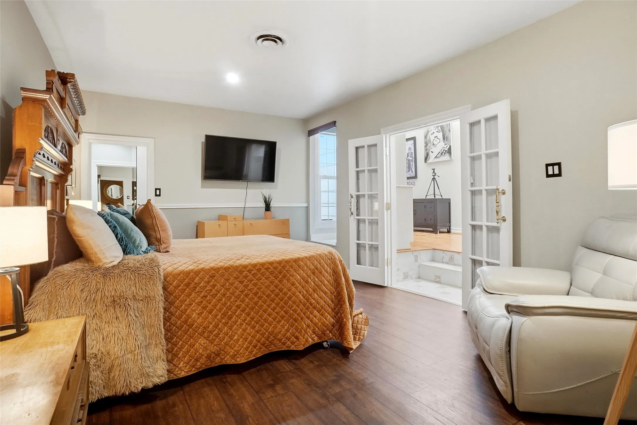 Single Family Residence For Sale in Tarrant County , 4106 Shady Valley Drive, Arlington, Texas 76013, 4 Bedroom, 6 Bathroom, 2 Garage spaces, 6,484 Sqft, built in 1963, mls#21367715, Real Estate Agent in Arlington, Homes For Sale in Tarrant county, Homes For Sale in Arlington, Realtor in Arlington Texas, Real Estate Brokerage Independent Realty Texas, Luminita Cordes Realtor
