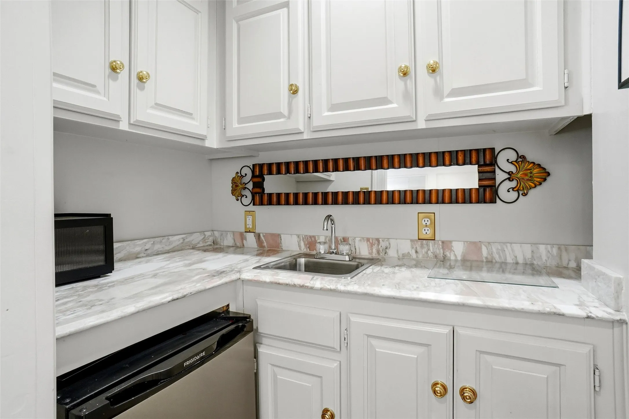 Single Family Residence For Sale in Tarrant County , 4106 Shady Valley Drive, Arlington, Texas 76013, 4 Bedroom, 6 Bathroom, 2 Garage spaces, 6,484 Sqft, built in 1963, mls#21367715, Real Estate Agent in Arlington, Homes For Sale in Tarrant county, Homes For Sale in Arlington, Realtor in Arlington Texas, Real Estate Brokerage Independent Realty Texas, Luminita Cordes Realtor