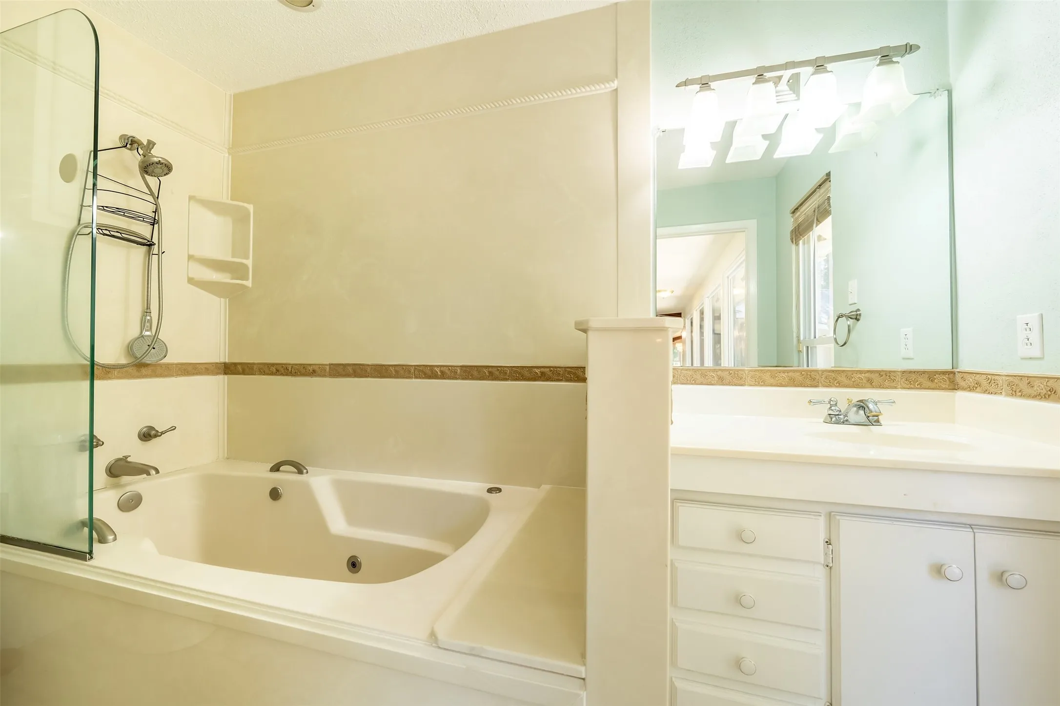 Single Family Residence For Sale in Smith County , 13809 FM 2868, Flint, Texas 75762, 4 Bedroom, 3 Bathroom, Garage spaces, 3,058 Sqft, built in 1977, mls#21407870, Real Estate Agent in Flint, Homes For Sale in Smith county, Homes For Sale in Flint, Realtor in Flint Texas, Real Estate Brokerage Independent Realty Texas, Luminita Cordes Realtor
