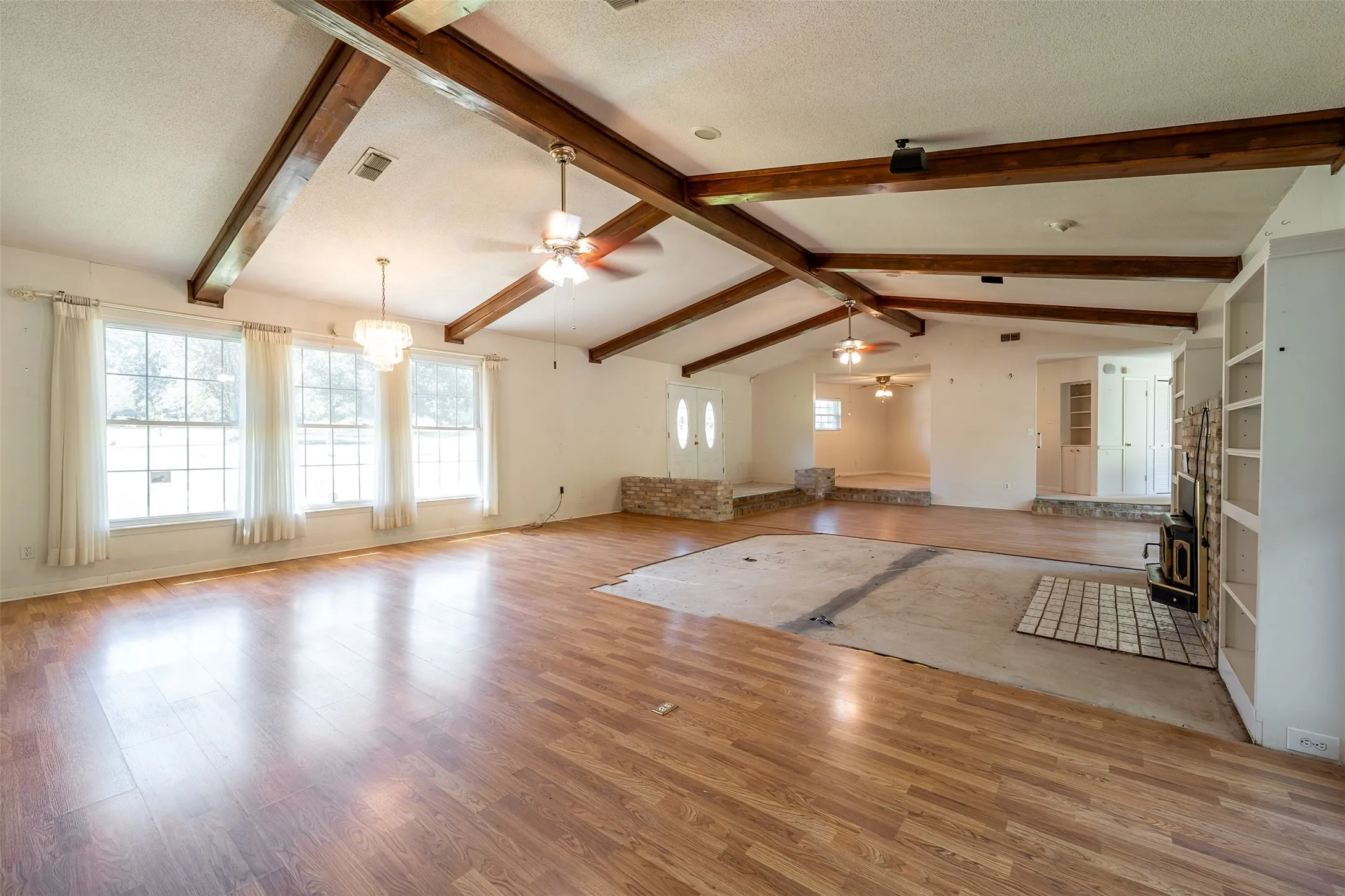 Single Family Residence For Sale in Smith County , 13809 FM 2868, Flint, Texas 75762, 4 Bedroom, 3 Bathroom, Garage spaces, 3,058 Sqft, built in 1977, mls#21407870, Real Estate Agent in Flint, Homes For Sale in Smith county, Homes For Sale in Flint, Realtor in Flint Texas, Real Estate Brokerage Independent Realty Texas, Luminita Cordes Realtor