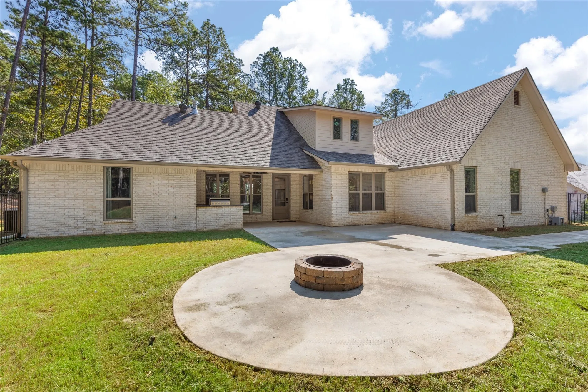 Single Family Residence For Sale in Harrison County , 200 Maple Springs Rd, Longview, Texas 75602, 4 Bedroom, 4 Bathroom, 2 Garage spaces, 3,168 Sqft, built in 2024, mls#21407900, Real Estate Agent in Longview, Homes For Sale in Harrison county, Homes For Sale in Longview, Realtor in Longview Texas, Real Estate Brokerage Independent Realty Texas, Luminita Cordes Realtor