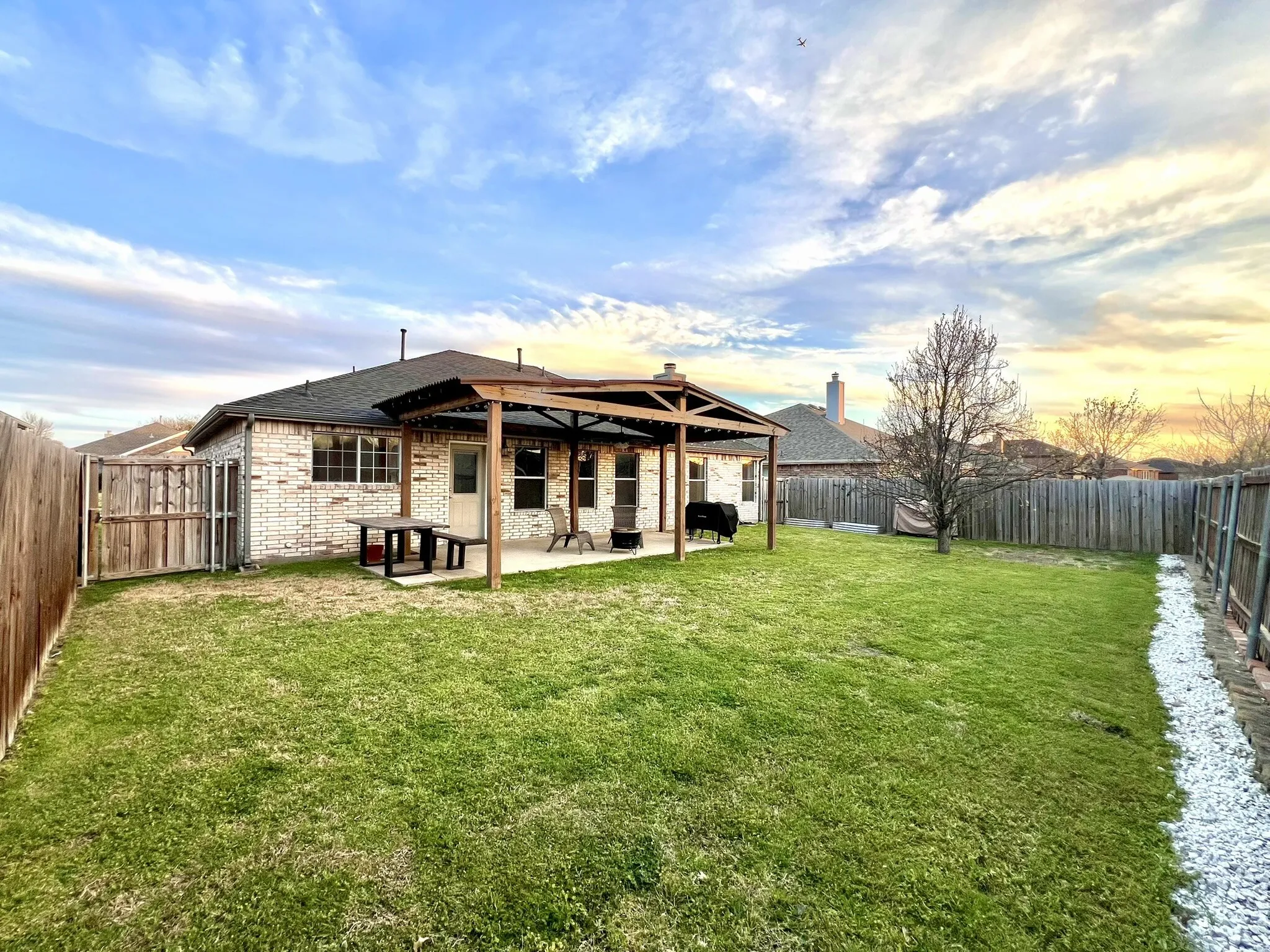 Single Family Residence For Rent in Denton County , 237 Flatwood Drive, Little Elm, Texas 75068, 3 Bedroom, 2 Bathroom, 2 Garage spaces, 1,567 Sqft, built in 2005, mls#21407464, Real Estate Agent in Little Elm, Homes For Rent in Denton county, Homes For Rent in Little Elm, Realtor in Little Elm Texas, Real Estate Brokerage Independent Realty Texas, Luminita Cordes Realtor