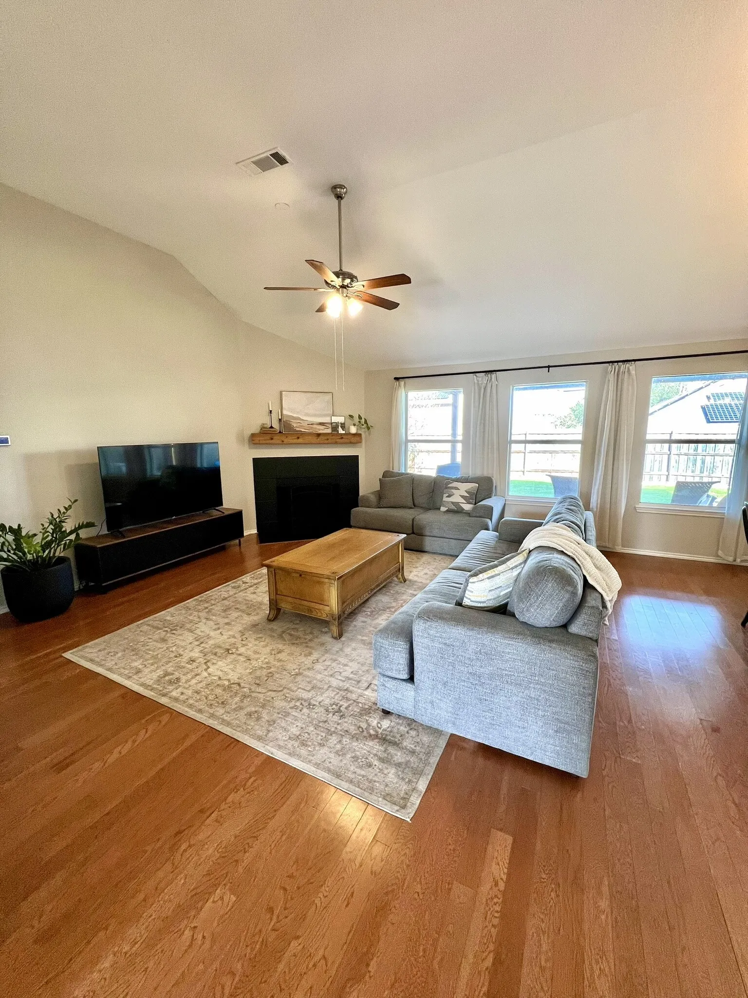 Single Family Residence For Rent in Denton County , 237 Flatwood Drive, Little Elm, Texas 75068, 3 Bedroom, 2 Bathroom, 2 Garage spaces, 1,567 Sqft, built in 2005, mls#21407464, Real Estate Agent in Little Elm, Homes For Rent in Denton county, Homes For Rent in Little Elm, Realtor in Little Elm Texas, Real Estate Brokerage Independent Realty Texas, Luminita Cordes Realtor