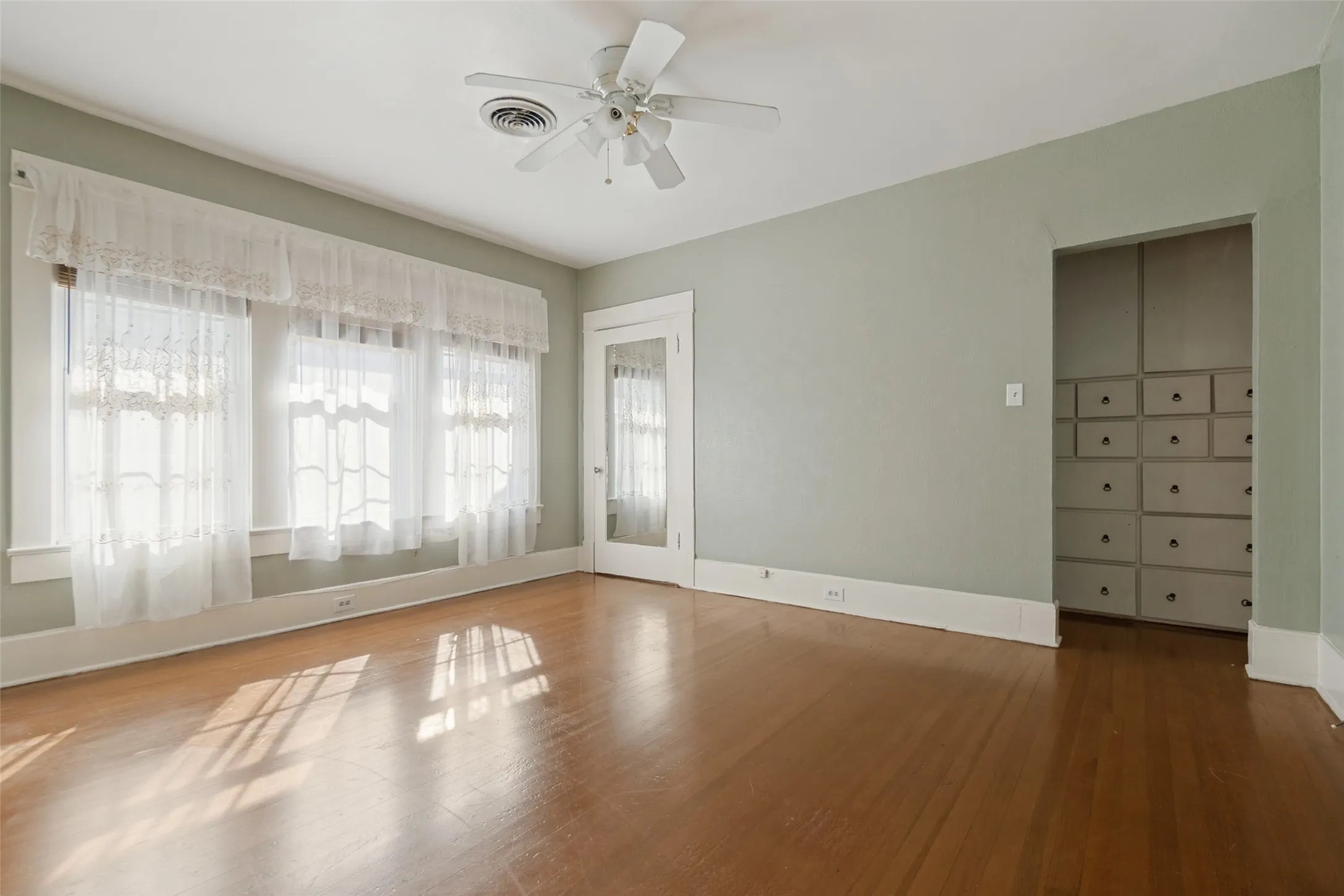 Single Family Residence For Sale in Dallas County , 5906 Palo Pinto Avenue, Dallas, Texas 75206, 3 Bedroom, 3 Bathroom, 2 Garage spaces, 2,236 Sqft, built in 1929, mls#21399333, Real Estate Agent in Dallas, Homes For Sale in Dallas county, Homes For Sale in Dallas, Realtor in Dallas Texas, Real Estate Brokerage Independent Realty Texas, Luminita Cordes Realtor