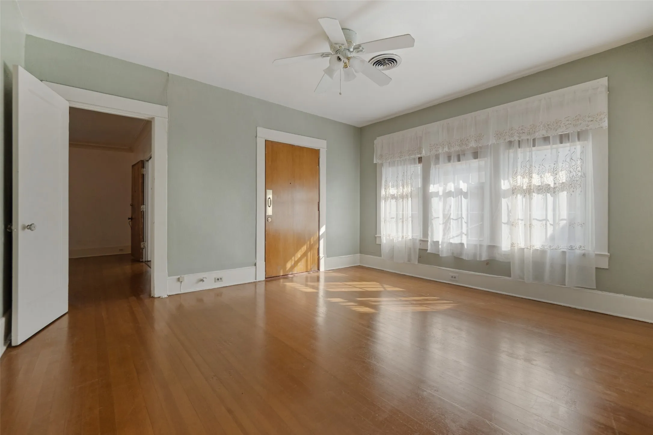 Single Family Residence For Sale in Dallas County , 5906 Palo Pinto Avenue, Dallas, Texas 75206, 3 Bedroom, 3 Bathroom, 2 Garage spaces, 2,236 Sqft, built in 1929, mls#21399333, Real Estate Agent in Dallas, Homes For Sale in Dallas county, Homes For Sale in Dallas, Realtor in Dallas Texas, Real Estate Brokerage Independent Realty Texas, Luminita Cordes Realtor