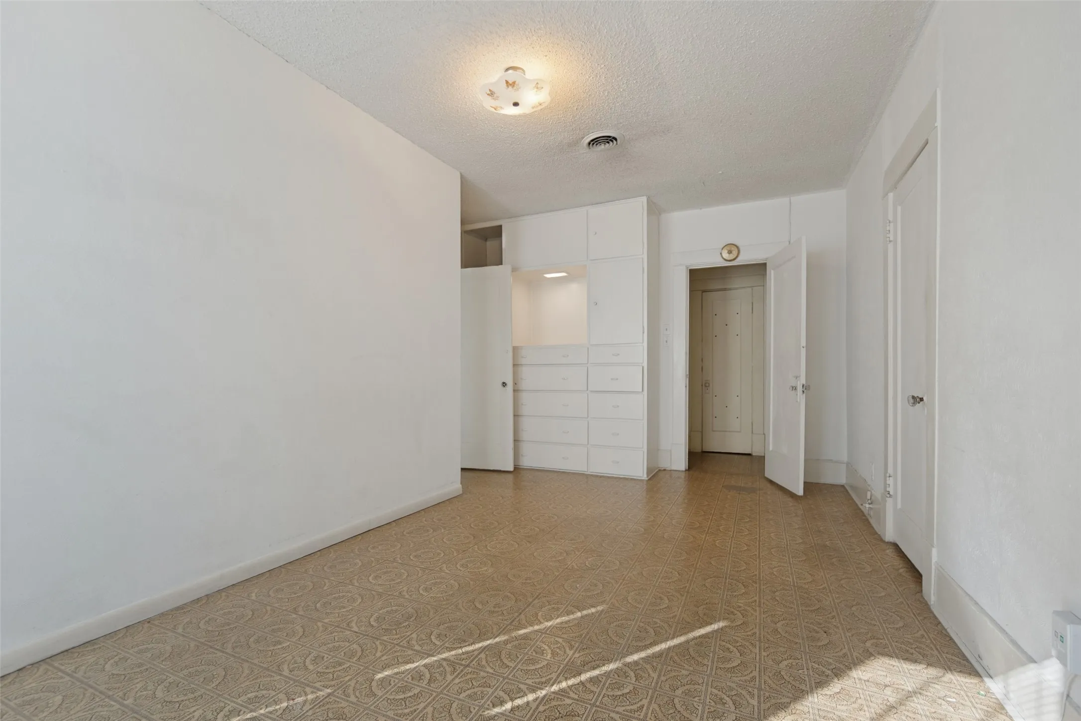 Single Family Residence For Sale in Dallas County , 5906 Palo Pinto Avenue, Dallas, Texas 75206, 3 Bedroom, 3 Bathroom, 2 Garage spaces, 2,236 Sqft, built in 1929, mls#21399333, Real Estate Agent in Dallas, Homes For Sale in Dallas county, Homes For Sale in Dallas, Realtor in Dallas Texas, Real Estate Brokerage Independent Realty Texas, Luminita Cordes Realtor
