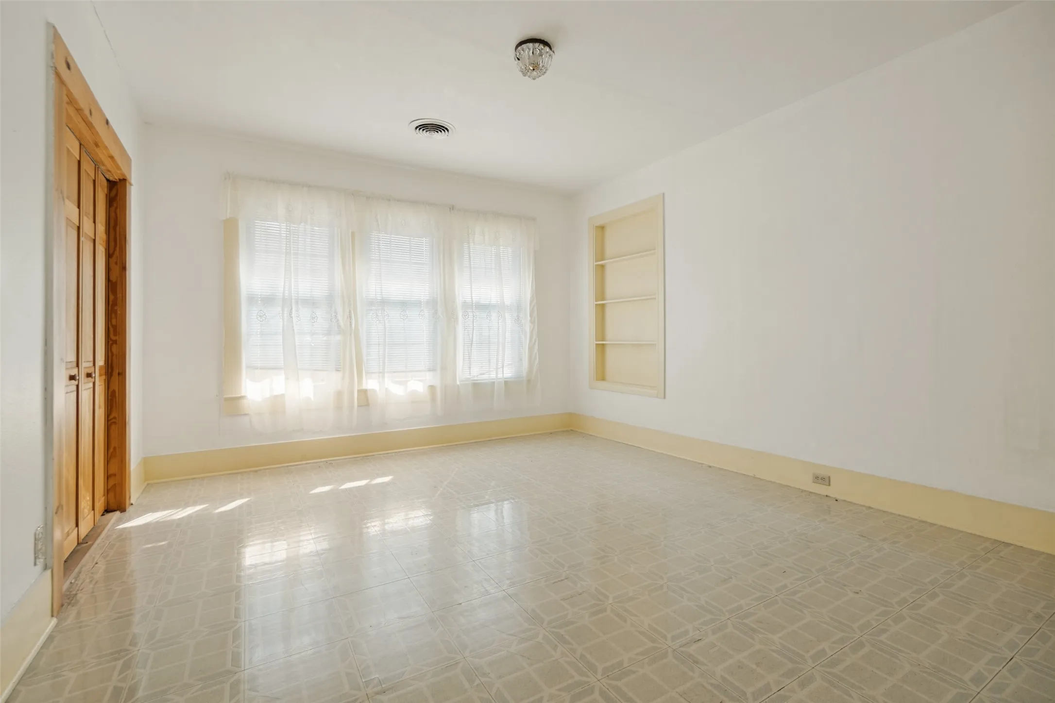 Single Family Residence For Sale in Dallas County , 5906 Palo Pinto Avenue, Dallas, Texas 75206, 3 Bedroom, 3 Bathroom, 2 Garage spaces, 2,236 Sqft, built in 1929, mls#21399333, Real Estate Agent in Dallas, Homes For Sale in Dallas county, Homes For Sale in Dallas, Realtor in Dallas Texas, Real Estate Brokerage Independent Realty Texas, Luminita Cordes Realtor