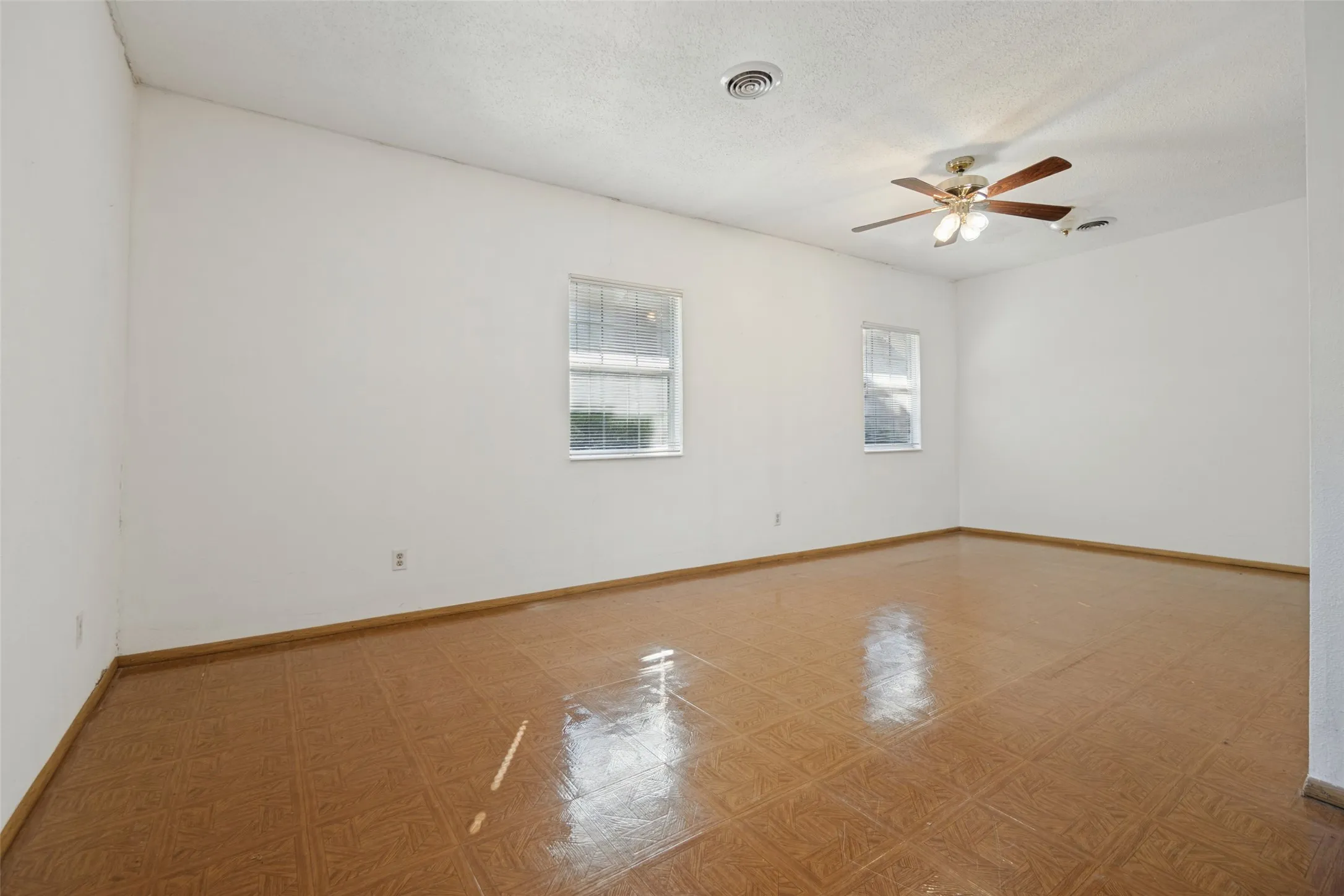 Single Family Residence For Sale in Dallas County , 5906 Palo Pinto Avenue, Dallas, Texas 75206, 3 Bedroom, 3 Bathroom, 2 Garage spaces, 2,236 Sqft, built in 1929, mls#21399333, Real Estate Agent in Dallas, Homes For Sale in Dallas county, Homes For Sale in Dallas, Realtor in Dallas Texas, Real Estate Brokerage Independent Realty Texas, Luminita Cordes Realtor
