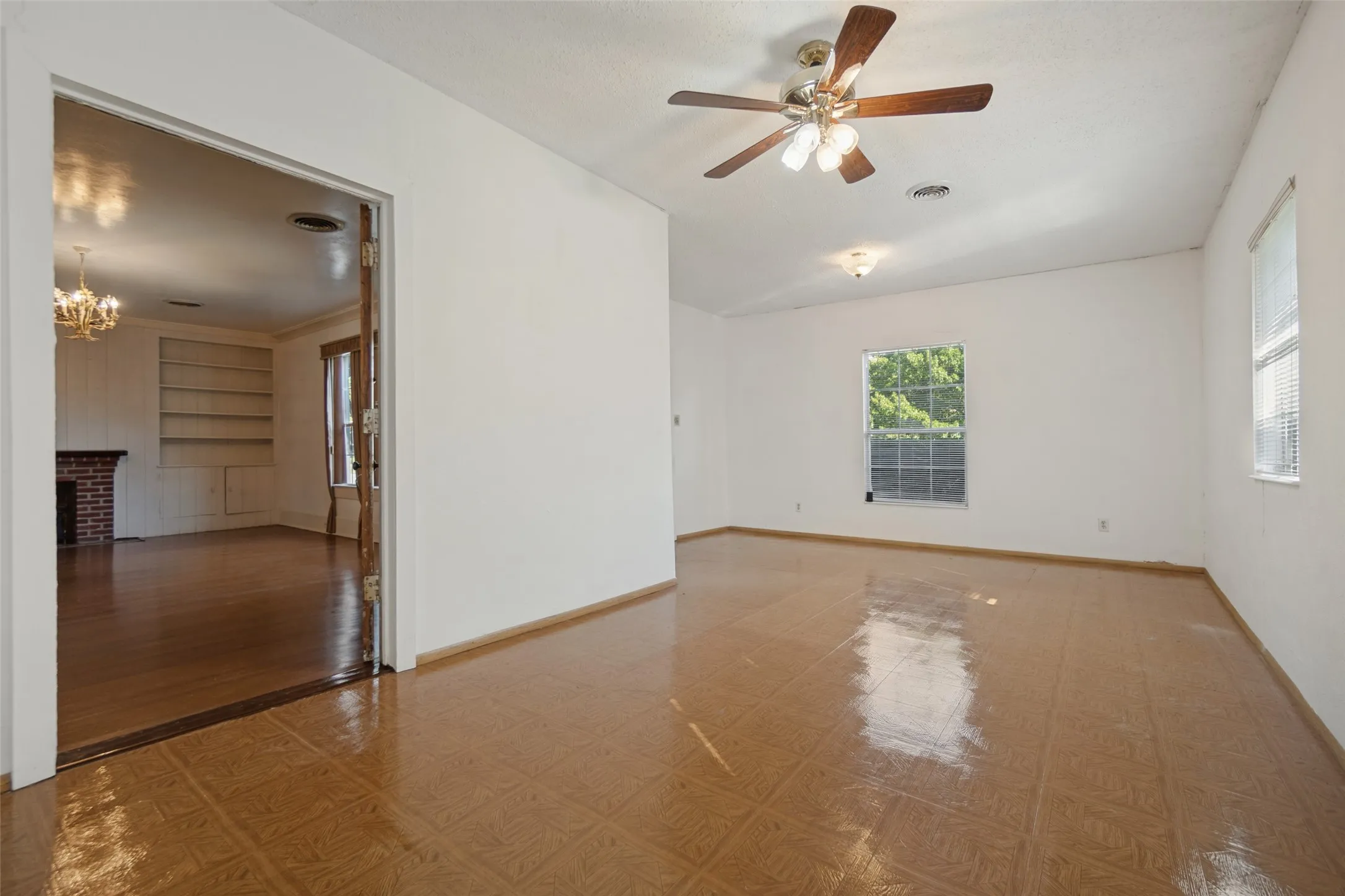 Single Family Residence For Sale in Dallas County , 5906 Palo Pinto Avenue, Dallas, Texas 75206, 3 Bedroom, 3 Bathroom, 2 Garage spaces, 2,236 Sqft, built in 1929, mls#21399333, Real Estate Agent in Dallas, Homes For Sale in Dallas county, Homes For Sale in Dallas, Realtor in Dallas Texas, Real Estate Brokerage Independent Realty Texas, Luminita Cordes Realtor