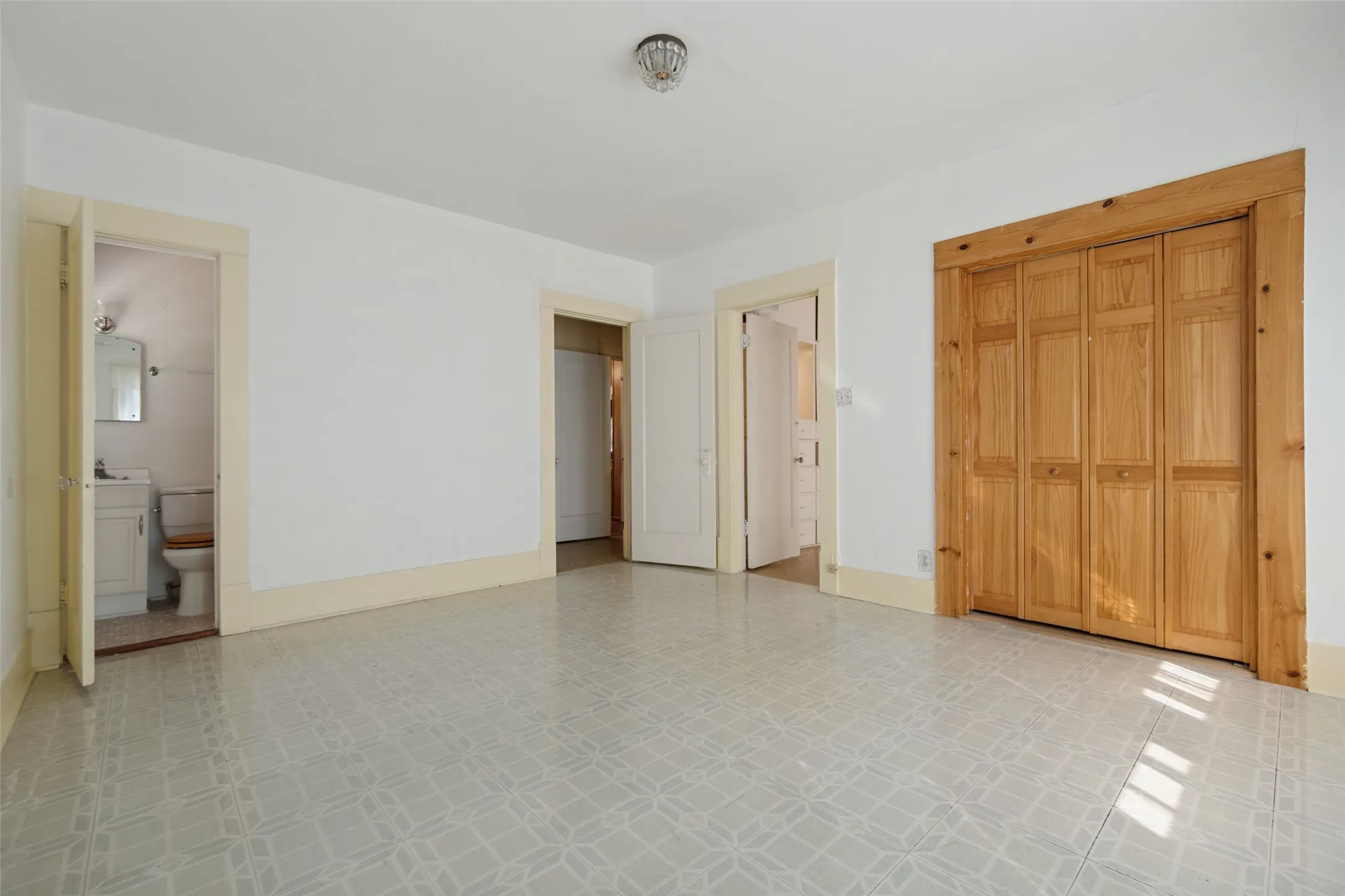 Single Family Residence For Sale in Dallas County , 5906 Palo Pinto Avenue, Dallas, Texas 75206, 3 Bedroom, 3 Bathroom, 2 Garage spaces, 2,236 Sqft, built in 1929, mls#21399333, Real Estate Agent in Dallas, Homes For Sale in Dallas county, Homes For Sale in Dallas, Realtor in Dallas Texas, Real Estate Brokerage Independent Realty Texas, Luminita Cordes Realtor