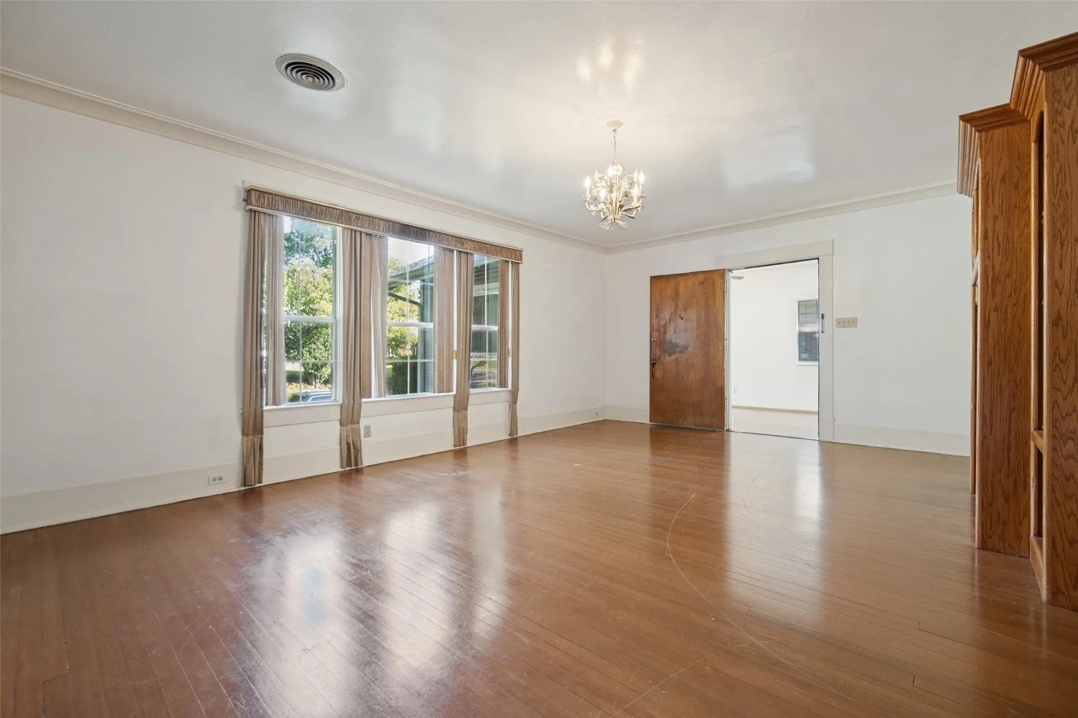 Single Family Residence For Sale in Dallas County , 5906 Palo Pinto Avenue, Dallas, Texas 75206, 3 Bedroom, 3 Bathroom, 2 Garage spaces, 2,236 Sqft, built in 1929, mls#21399333, Real Estate Agent in Dallas, Homes For Sale in Dallas county, Homes For Sale in Dallas, Realtor in Dallas Texas, Real Estate Brokerage Independent Realty Texas, Luminita Cordes Realtor