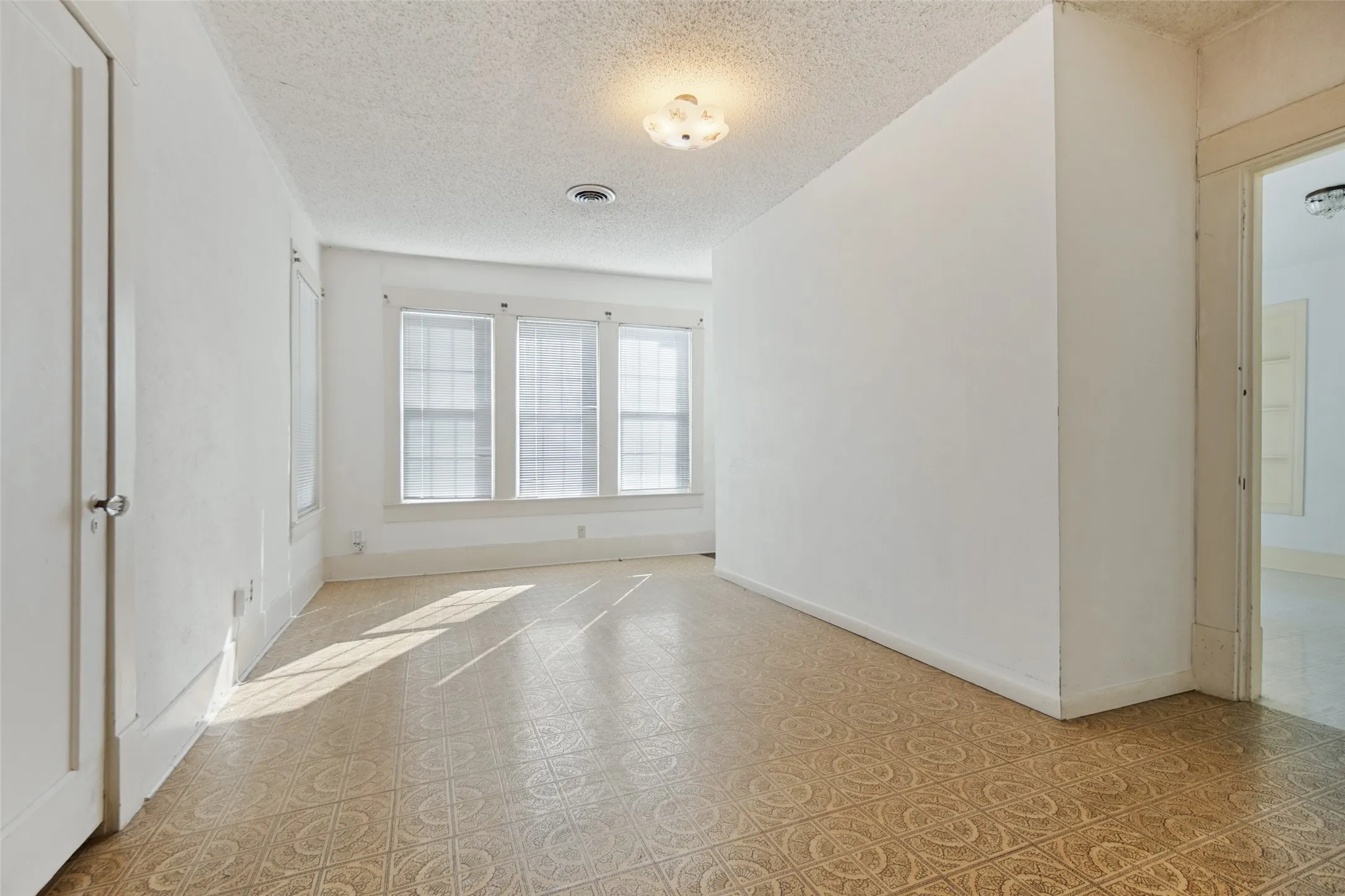 Single Family Residence For Sale in Dallas County , 5906 Palo Pinto Avenue, Dallas, Texas 75206, 3 Bedroom, 3 Bathroom, 2 Garage spaces, 2,236 Sqft, built in 1929, mls#21399333, Real Estate Agent in Dallas, Homes For Sale in Dallas county, Homes For Sale in Dallas, Realtor in Dallas Texas, Real Estate Brokerage Independent Realty Texas, Luminita Cordes Realtor