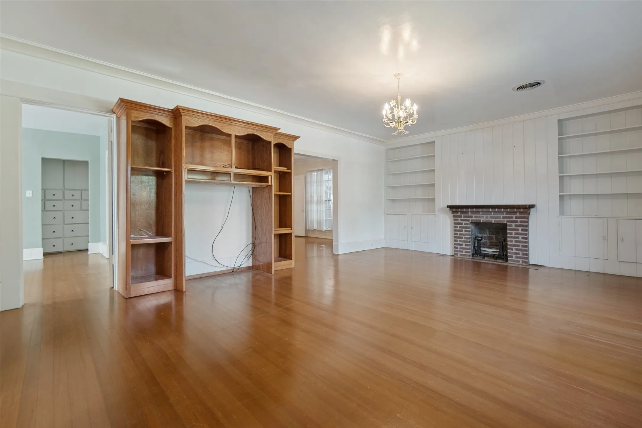 Single Family Residence For Sale in Dallas County , 5906 Palo Pinto Avenue, Dallas, Texas 75206, 3 Bedroom, 3 Bathroom, 2 Garage spaces, 2,236 Sqft, built in 1929, mls#21399333, Real Estate Agent in Dallas, Homes For Sale in Dallas county, Homes For Sale in Dallas, Realtor in Dallas Texas, Real Estate Brokerage Independent Realty Texas, Luminita Cordes Realtor