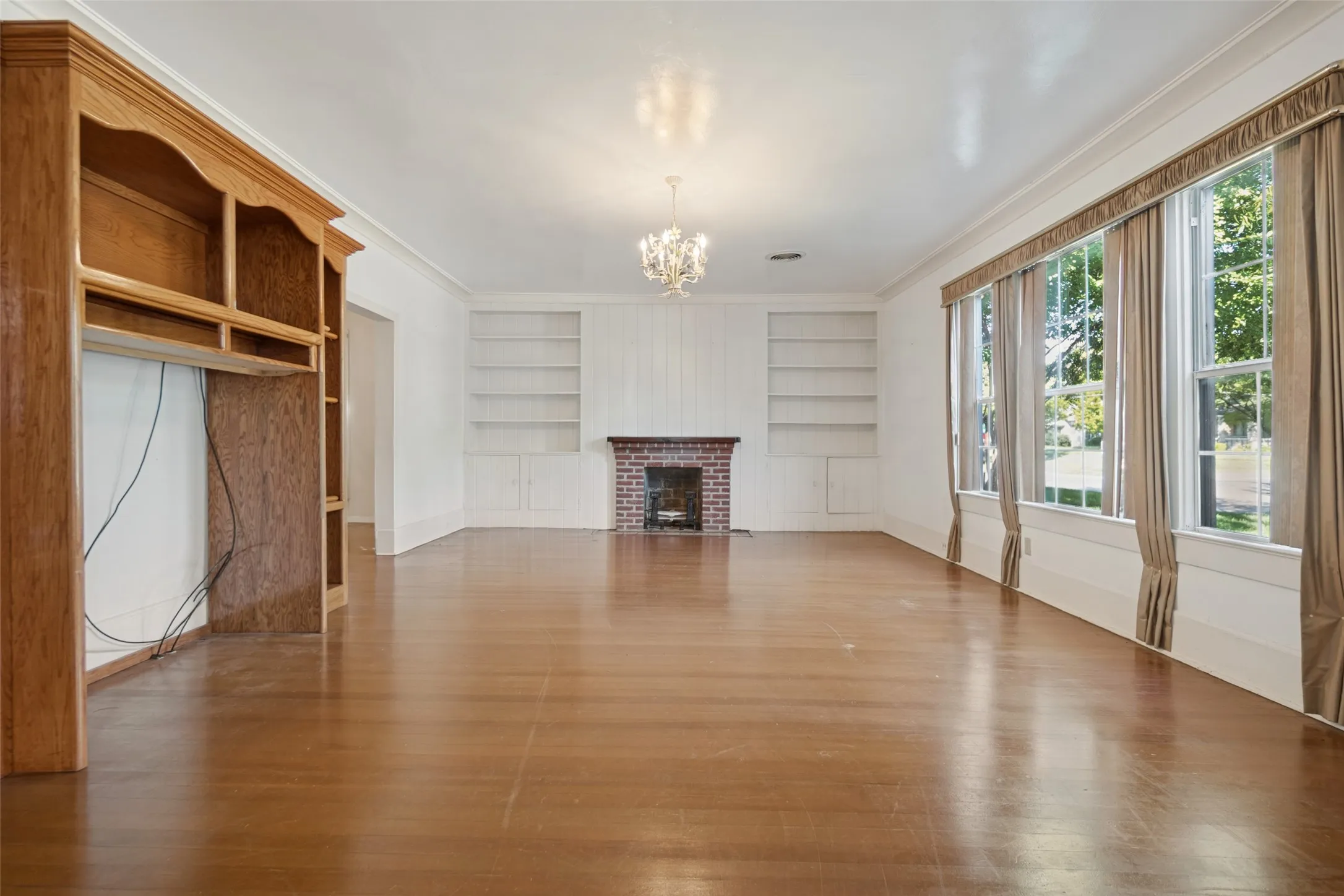 Single Family Residence For Sale in Dallas County , 5906 Palo Pinto Avenue, Dallas, Texas 75206, 3 Bedroom, 3 Bathroom, 2 Garage spaces, 2,236 Sqft, built in 1929, mls#21399333, Real Estate Agent in Dallas, Homes For Sale in Dallas county, Homes For Sale in Dallas, Realtor in Dallas Texas, Real Estate Brokerage Independent Realty Texas, Luminita Cordes Realtor