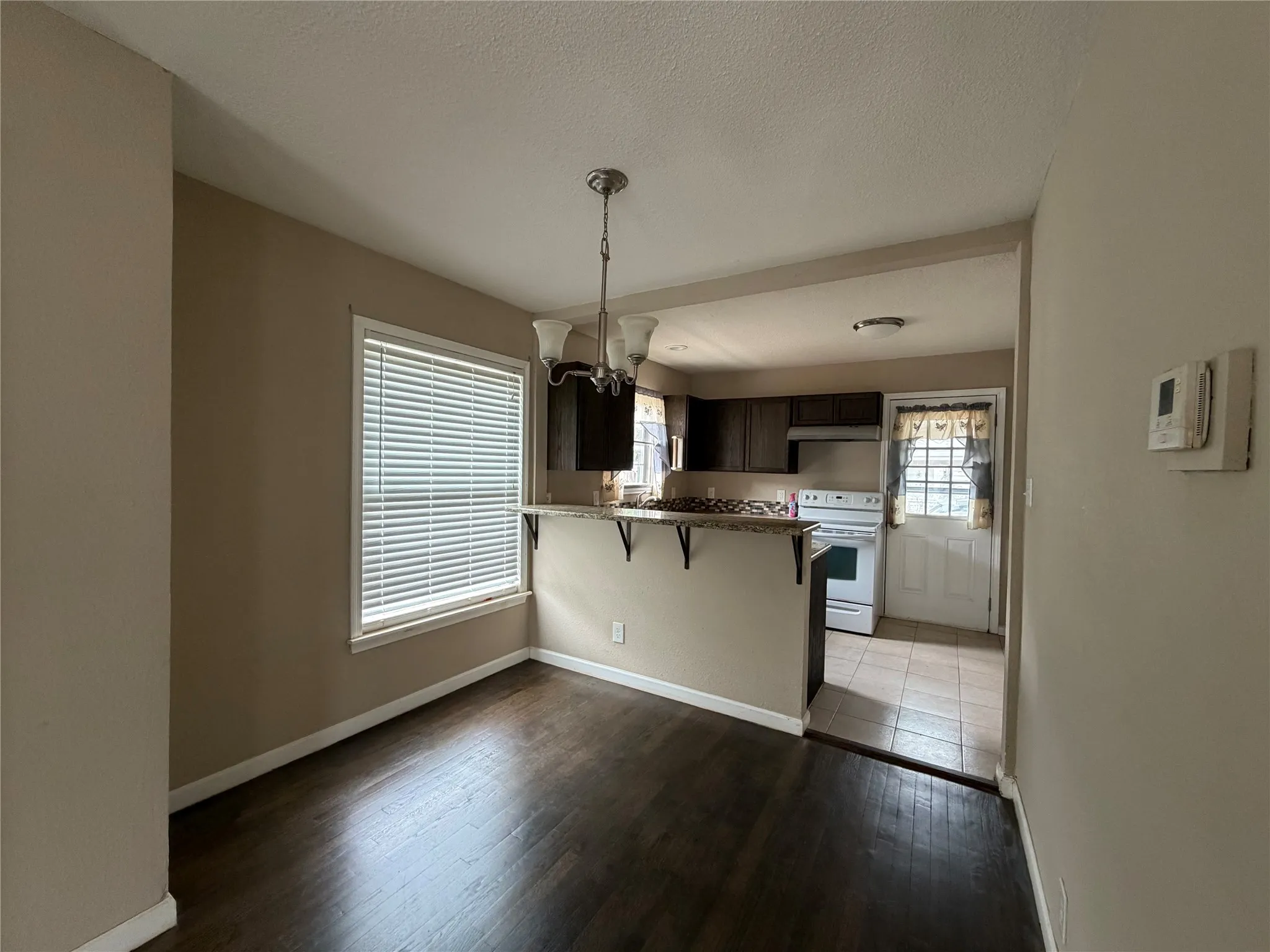 Single Family Residence For Sale in Johnson County , 117 Moon Street, Cleburne, Texas 76033, 2 Bedroom, 2 Bathroom, 1 Garage spaces, 1,234 Sqft, built in 1965, mls#21406415, Real Estate Agent in Cleburne, Homes For Sale in Johnson county, Homes For Sale in Cleburne, Realtor in Cleburne Texas, Real Estate Brokerage Independent Realty Texas, Luminita Cordes Realtor