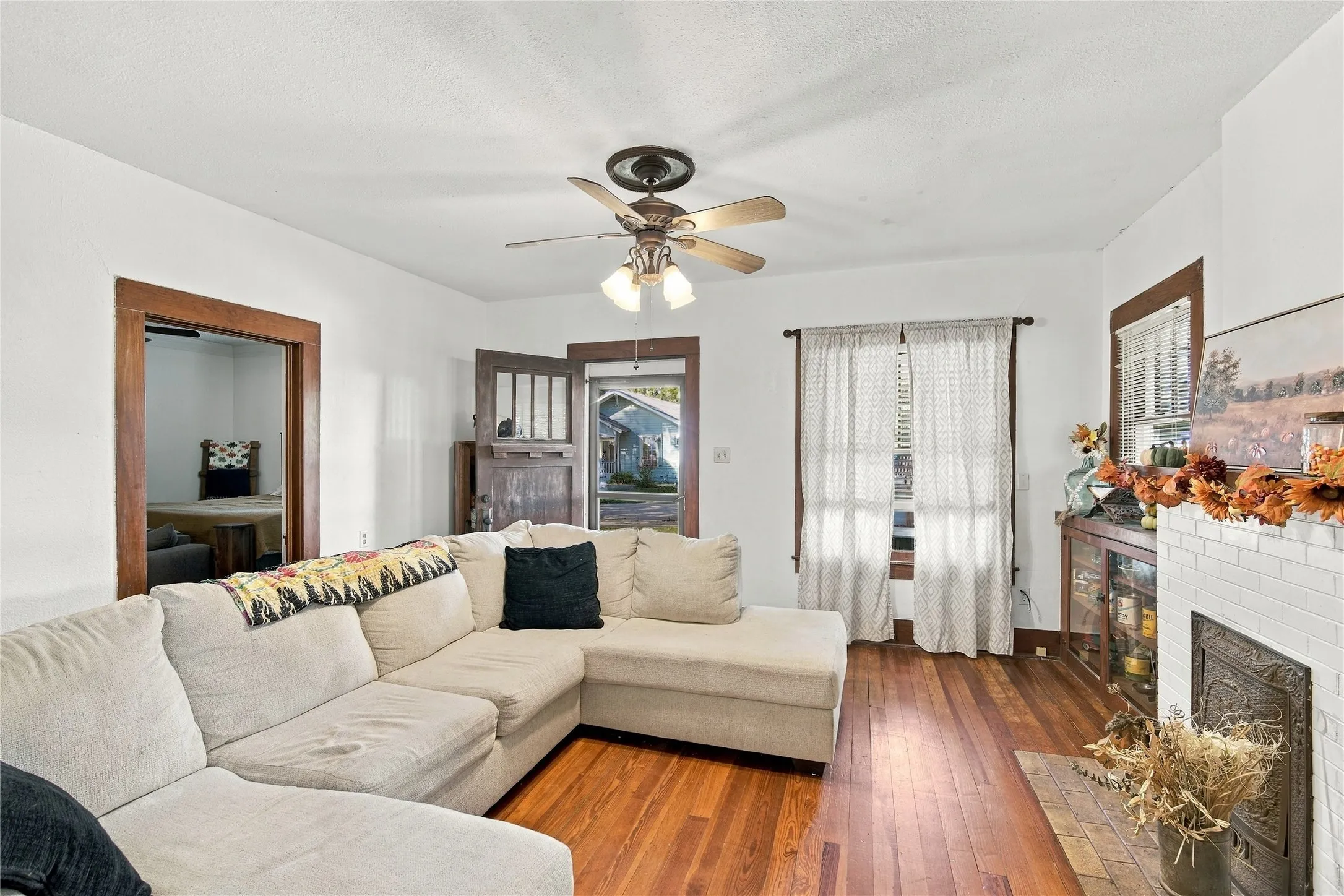 Single Family Residence For Sale in Johnson County , 304 E Mc Farland Street, Grandview, Texas 76050, 3 Bedroom, 2 Bathroom, Garage spaces, 1,748 Sqft, built in 1930, mls#21406516, Real Estate Agent in Grandview, Homes For Sale in Johnson county, Homes For Sale in Grandview, Realtor in Grandview Texas, Real Estate Brokerage Independent Realty Texas, Luminita Cordes Realtor