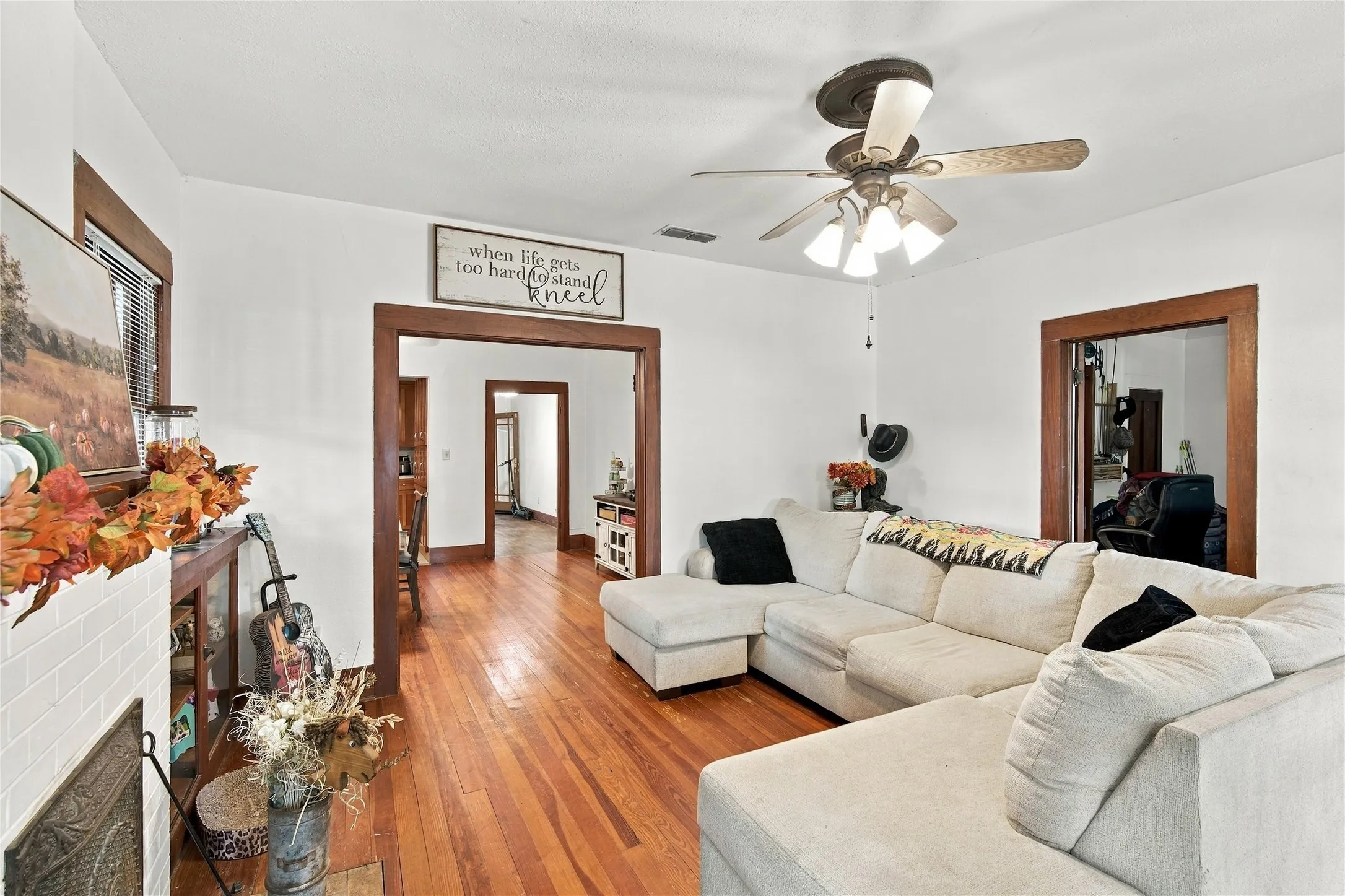 Single Family Residence For Sale in Johnson County , 304 E Mc Farland Street, Grandview, Texas 76050, 3 Bedroom, 2 Bathroom, Garage spaces, 1,748 Sqft, built in 1930, mls#21406516, Real Estate Agent in Grandview, Homes For Sale in Johnson county, Homes For Sale in Grandview, Realtor in Grandview Texas, Real Estate Brokerage Independent Realty Texas, Luminita Cordes Realtor