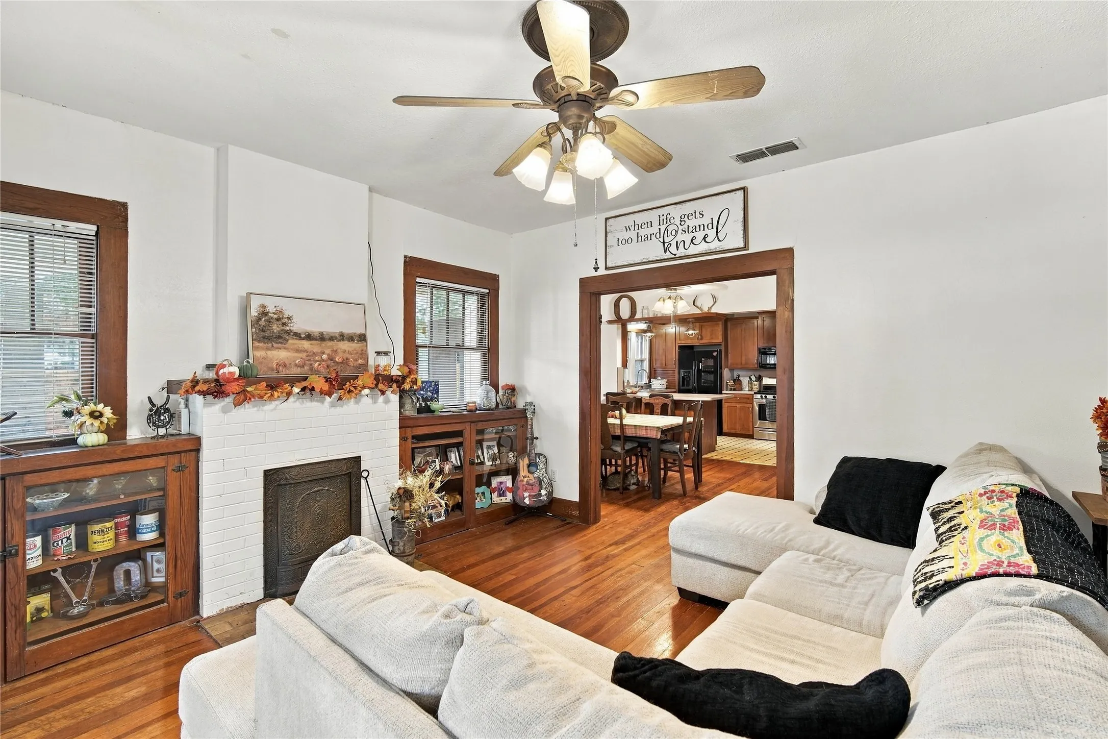 Single Family Residence For Sale in Johnson County , 304 E Mc Farland Street, Grandview, Texas 76050, 3 Bedroom, 2 Bathroom, Garage spaces, 1,748 Sqft, built in 1930, mls#21406516, Real Estate Agent in Grandview, Homes For Sale in Johnson county, Homes For Sale in Grandview, Realtor in Grandview Texas, Real Estate Brokerage Independent Realty Texas, Luminita Cordes Realtor