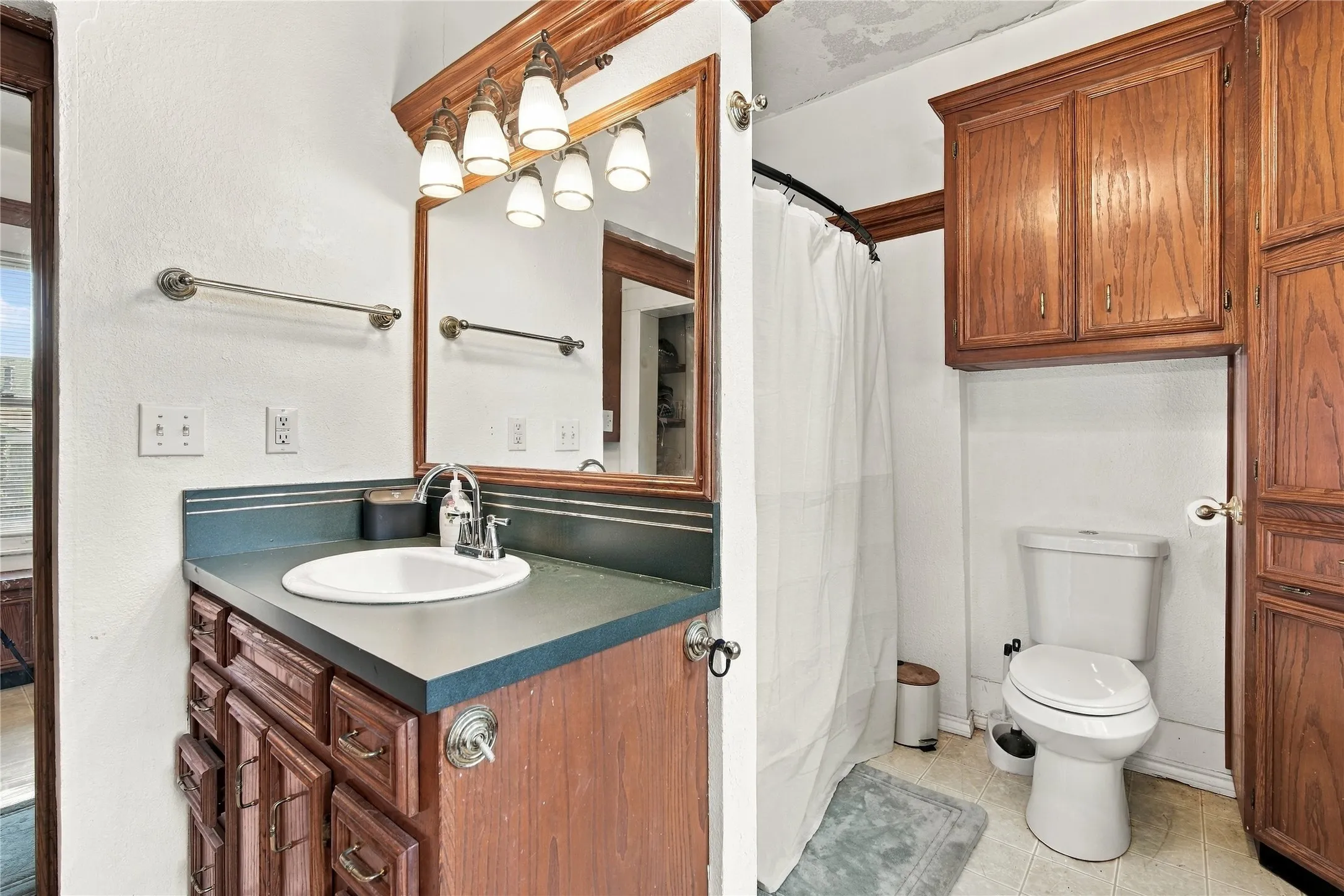 Single Family Residence For Sale in Johnson County , 304 E Mc Farland Street, Grandview, Texas 76050, 3 Bedroom, 2 Bathroom, Garage spaces, 1,748 Sqft, built in 1930, mls#21406516, Real Estate Agent in Grandview, Homes For Sale in Johnson county, Homes For Sale in Grandview, Realtor in Grandview Texas, Real Estate Brokerage Independent Realty Texas, Luminita Cordes Realtor