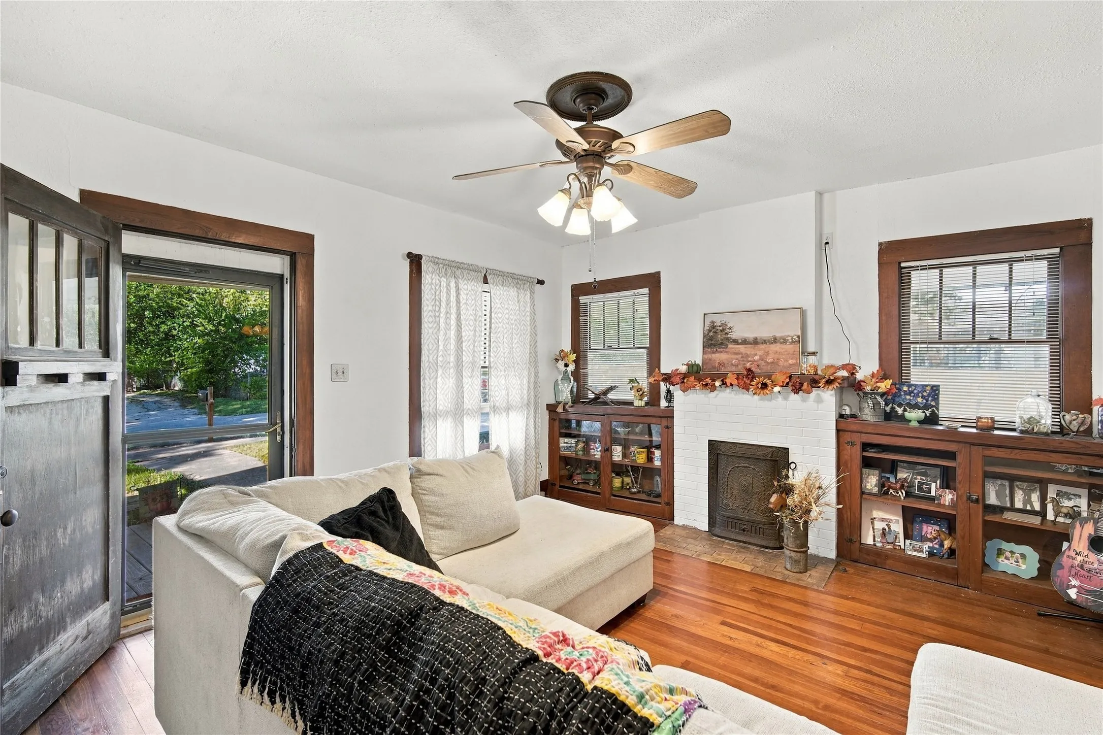 Single Family Residence For Sale in Johnson County , 304 E Mc Farland Street, Grandview, Texas 76050, 3 Bedroom, 2 Bathroom, Garage spaces, 1,748 Sqft, built in 1930, mls#21406516, Real Estate Agent in Grandview, Homes For Sale in Johnson county, Homes For Sale in Grandview, Realtor in Grandview Texas, Real Estate Brokerage Independent Realty Texas, Luminita Cordes Realtor