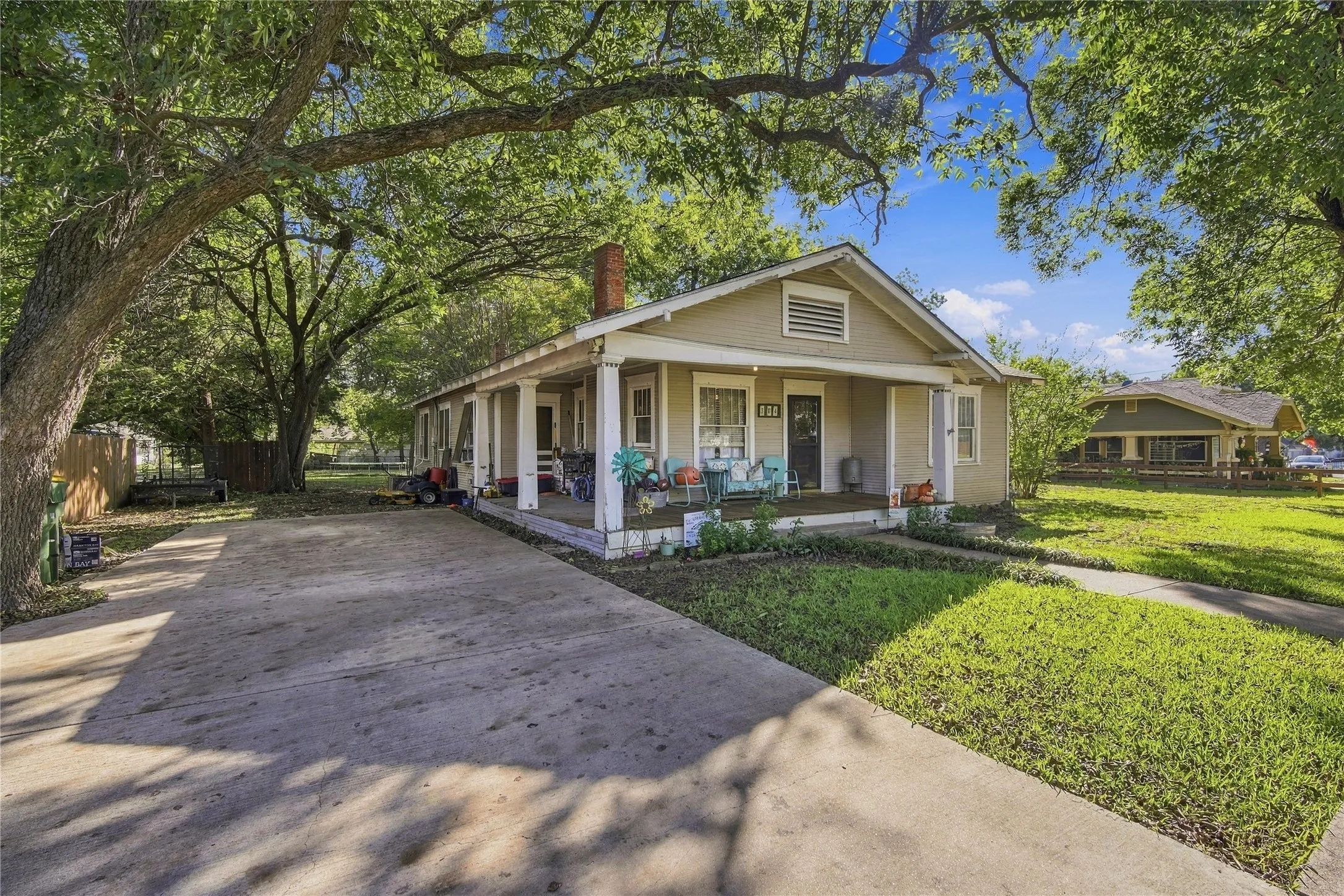 Single Family Residence For Sale in Johnson County , 304 E Mc Farland Street, Grandview, Texas 76050, 3 Bedroom, 2 Bathroom, Garage spaces, 1,748 Sqft, built in 1930, mls#21406516, Real Estate Agent in Grandview, Homes For Sale in Johnson county, Homes For Sale in Grandview, Realtor in Grandview Texas, Real Estate Brokerage Independent Realty Texas, Luminita Cordes Realtor