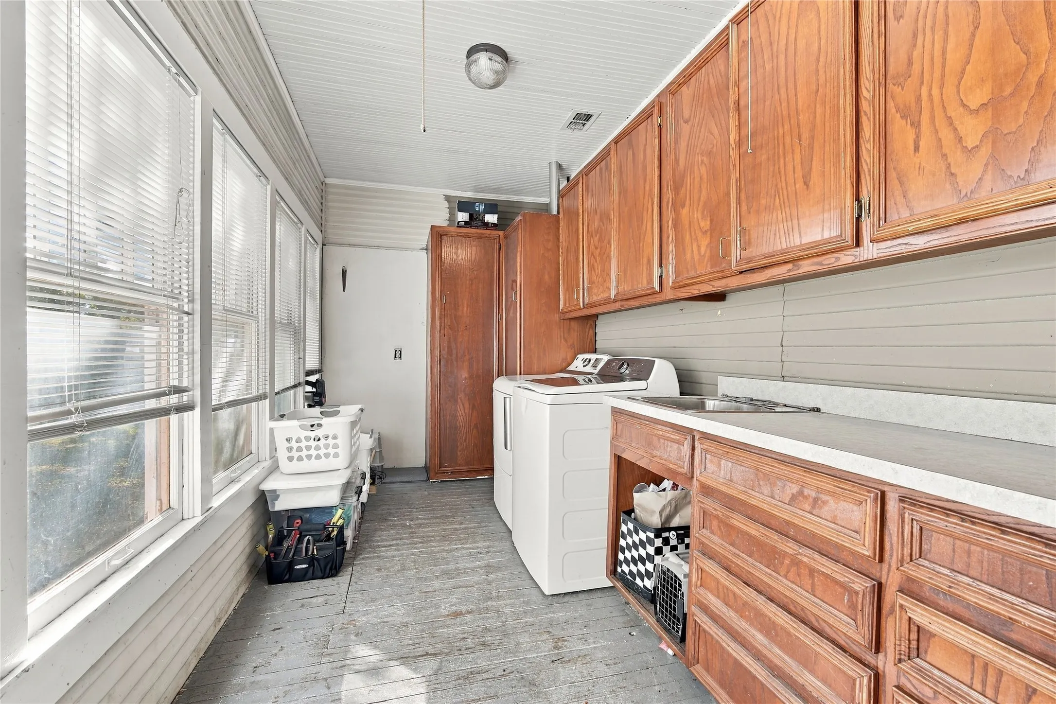 Single Family Residence For Sale in Johnson County , 304 E Mc Farland Street, Grandview, Texas 76050, 3 Bedroom, 2 Bathroom, Garage spaces, 1,748 Sqft, built in 1930, mls#21406516, Real Estate Agent in Grandview, Homes For Sale in Johnson county, Homes For Sale in Grandview, Realtor in Grandview Texas, Real Estate Brokerage Independent Realty Texas, Luminita Cordes Realtor