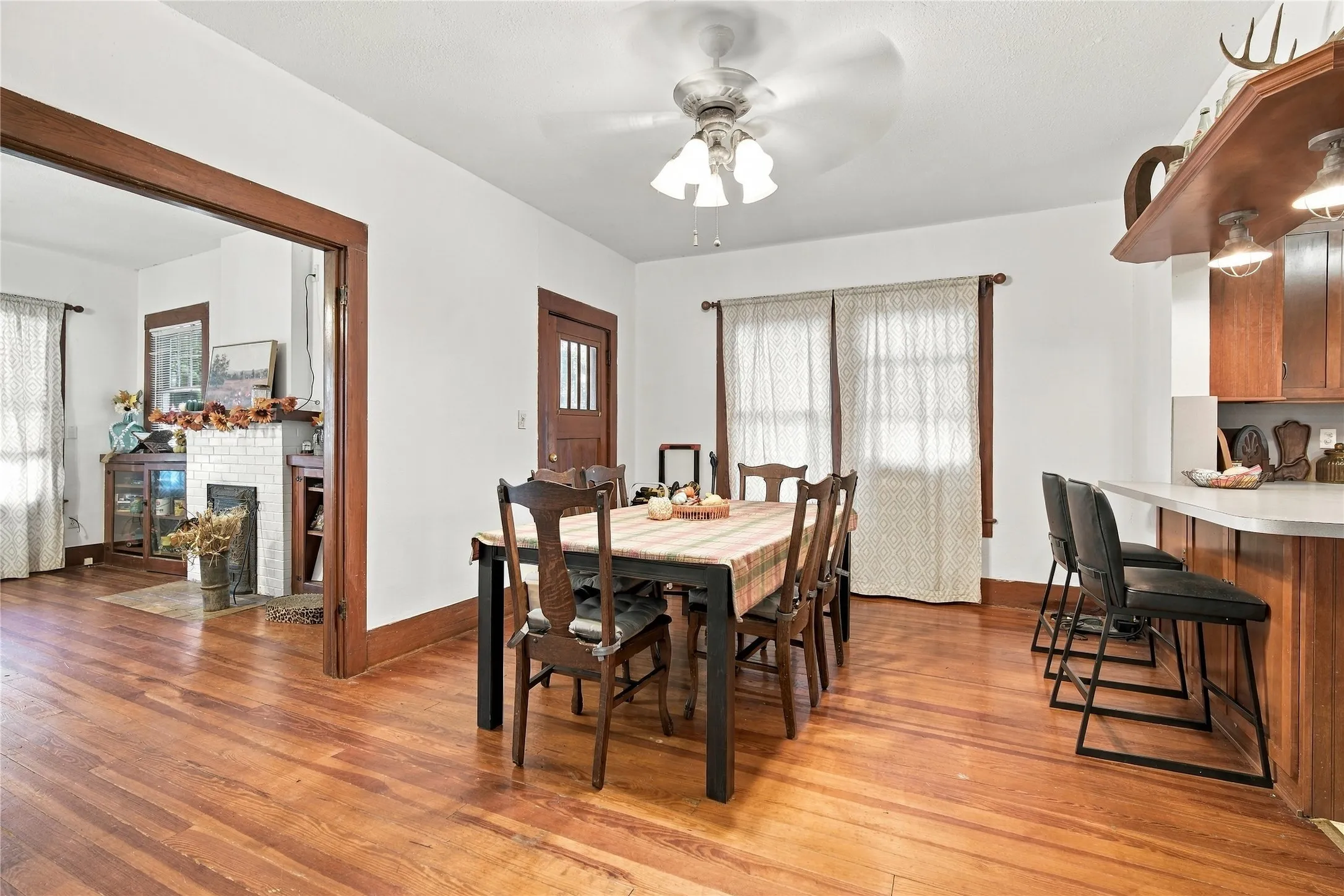 Single Family Residence For Sale in Johnson County , 304 E Mc Farland Street, Grandview, Texas 76050, 3 Bedroom, 2 Bathroom, Garage spaces, 1,748 Sqft, built in 1930, mls#21406516, Real Estate Agent in Grandview, Homes For Sale in Johnson county, Homes For Sale in Grandview, Realtor in Grandview Texas, Real Estate Brokerage Independent Realty Texas, Luminita Cordes Realtor