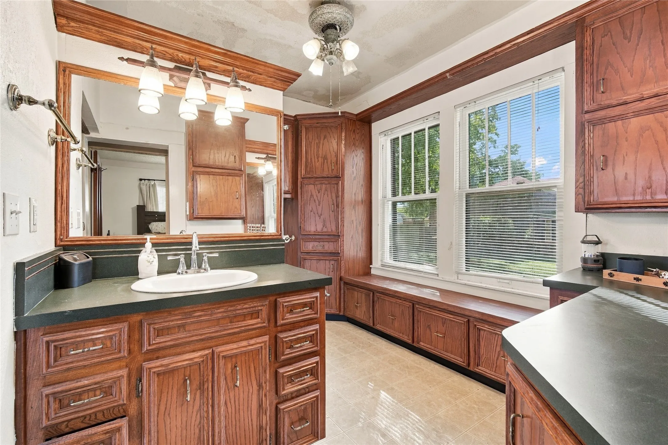 Single Family Residence For Sale in Johnson County , 304 E Mc Farland Street, Grandview, Texas 76050, 3 Bedroom, 2 Bathroom, Garage spaces, 1,748 Sqft, built in 1930, mls#21406516, Real Estate Agent in Grandview, Homes For Sale in Johnson county, Homes For Sale in Grandview, Realtor in Grandview Texas, Real Estate Brokerage Independent Realty Texas, Luminita Cordes Realtor