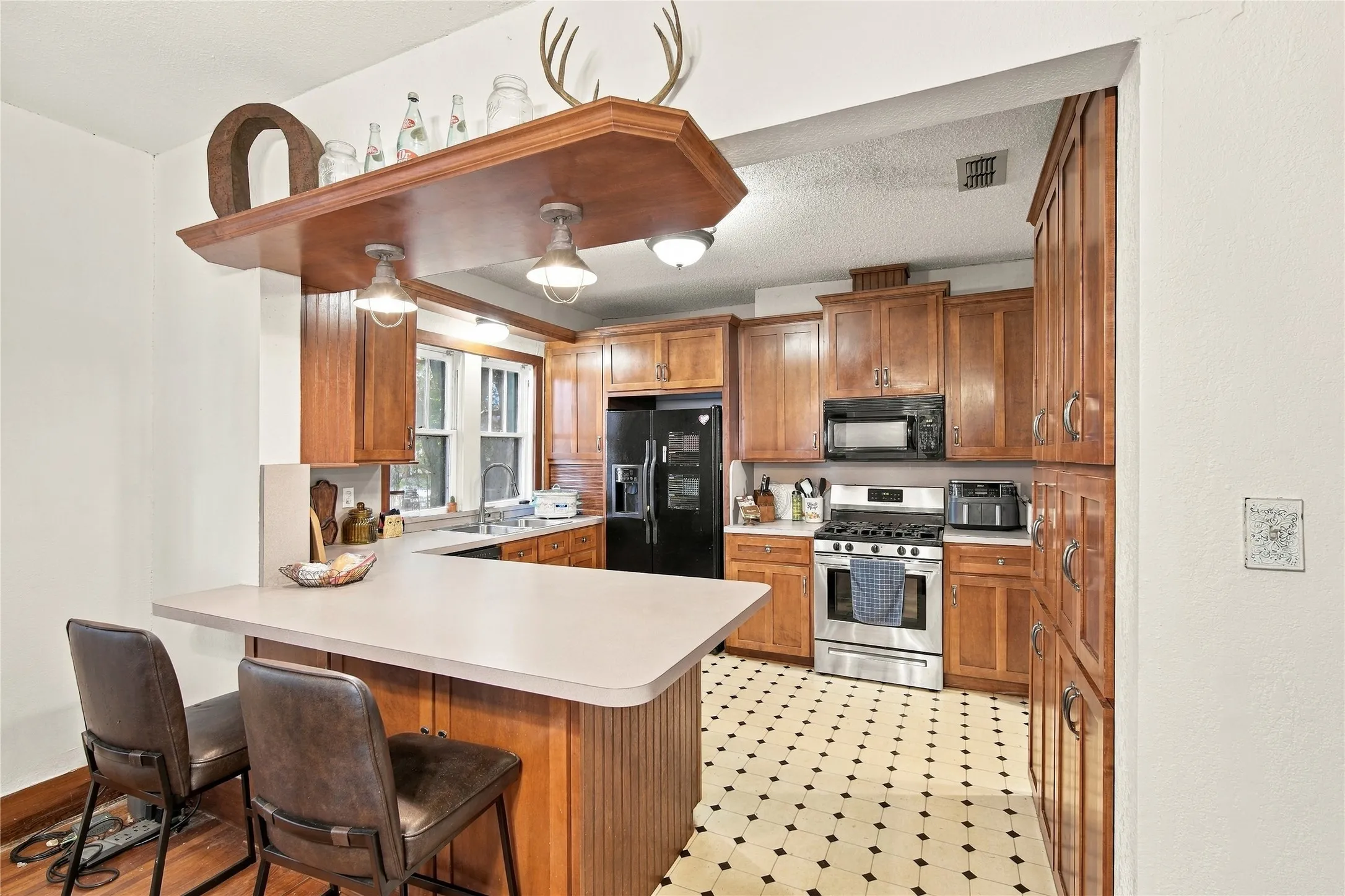 Single Family Residence For Sale in Johnson County , 304 E Mc Farland Street, Grandview, Texas 76050, 3 Bedroom, 2 Bathroom, Garage spaces, 1,748 Sqft, built in 1930, mls#21406516, Real Estate Agent in Grandview, Homes For Sale in Johnson county, Homes For Sale in Grandview, Realtor in Grandview Texas, Real Estate Brokerage Independent Realty Texas, Luminita Cordes Realtor